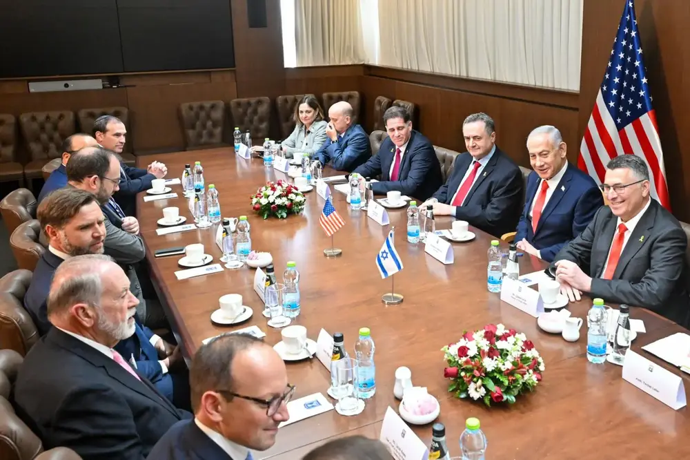 FOTOGRAFÍA. JERUSALÉN (ISRAEL), 22 DE OCTUBRE DE 2025. El primer ministro del Estado de Israel, "Bibi" Benjamín Netanyahu (2 d); y el vicepresidente de los Estados Unidos de América (EEUU), James David Vance (4 i); se han reunido este miércoles en la oficina del Primer Ministro de la Tierra Santa en la capital del país hebreo, Jerusalén. Los mandatarios se han dejado registrar con sus esposas, Segunda dama de los Estados Unidos de América, Usha Chilukuri Vance (Usha Bala Chilukuri); y primera dama de Israel, Sara Ben-Artzi (Sara Netanyahu o Sara Ben-Artzi Netanyahu). Lasvocesdelpueblo (Ñ Pueblo)