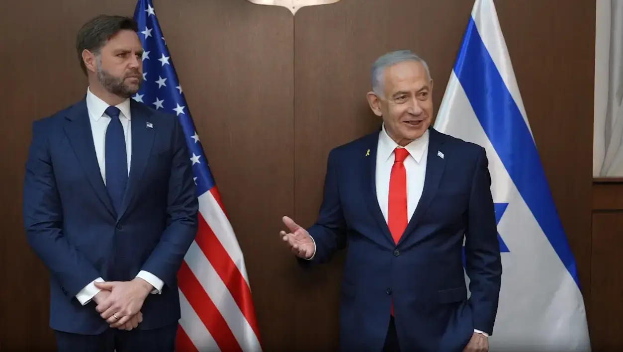 FOTOGRAFÍA. JERUSALÉN (ISRAEL), 22 DE OCTUBRE DE 2025. El primer ministro del Estado de Israel, "Bibi" Benjamín Netanyahu (i); y el vicepresidente de los Estados Unidos de América (EEUU), James David Vance (d); se han reunido este miércoles en la oficina del Primer Ministro de la Tierra Santa en la capital del país hebreo, Jerusalén. Los mandatarios se han dejado registrar con sus esposas, Segunda dama de los Estados Unidos de América, Usha Chilukuri Vance (Usha Bala Chilukuri); y primera dama de Israel, Sara Ben-Artzi (Sara Netanyahu o Sara Ben-Artzi Netanyahu). Lasvocesdelpueblo (Ñ Pueblo)