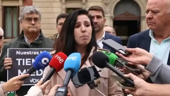 Violación en Manada Inmigrantes Pamplona,magrebíes, VOX denuncia el silencio feminista FOTOGRAFÍA. PAMPLONA (NAVARRA) REINO DE ESPAÑA, 31 DE OCTUBRE DE 2025. La portavoz nacional de VOX de Emergencia Demográfica y Políticas Sociales, Rocío de Meer Méndez, atiende a los medios de comunicación en Pamplona (Comunidad Foral de Navarra) Reino de España, este viernes. Lasvocesdelpueblo (Ñ Pueblo)