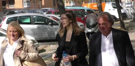 FOTOGRAFÍA. BARRIADA DE CAMPOAMOR (SABADELLA) BARCELONA (CATALUÑA) REINO DE ESPAÑA, 17 DE OCTUBRE DE 2025. La portavoz nacional de Juventud de VOX, Julia Calvet Puig (i), ha visitado este mediodía a Campoamor, una barriada del sur de la capital de la Comarca del Vallés Occidental, Sabadell, en la provincia de Barcelona, junto a los concejales de la Resistencia en el Ayuntamiento de Sabadell, la portavoz Nuria Alejandra Acacio Montesinos (Nuria Acacio) (d), y César José Gil Abaurrea (c). La política catalana ha dado algunas de las razones que motivan a los jóvenes perseguir masivamente a VOX. Lasvocesdelpueblo (Ñ Pueblo)