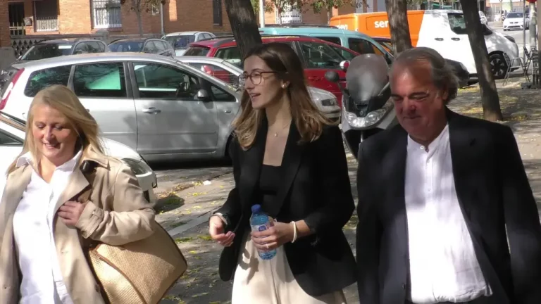 FOTOGRAFÍA. BARRIADA DE CAMPOAMOR (SABADELLA) BARCELONA (CATALUÑA) REINO DE ESPAÑA, 17 DE OCTUBRE DE 2025. La portavoz nacional de Juventud de VOX, Julia Calvet Puig (i), ha visitado este mediodía a Campoamor, una barriada del sur de la capital de la Comarca del Vallés Occidental, Sabadell, en la provincia de Barcelona, junto a los concejales de la Resistencia en el Ayuntamiento de Sabadell, la portavoz Nuria Alejandra Acacio Montesinos (Nuria Acacio) (d), y César José Gil Abaurrea (c). La política catalana ha dado algunas de las razones que motivan a los jóvenes perseguir masivamente a VOX. Lasvocesdelpueblo (Ñ Pueblo)