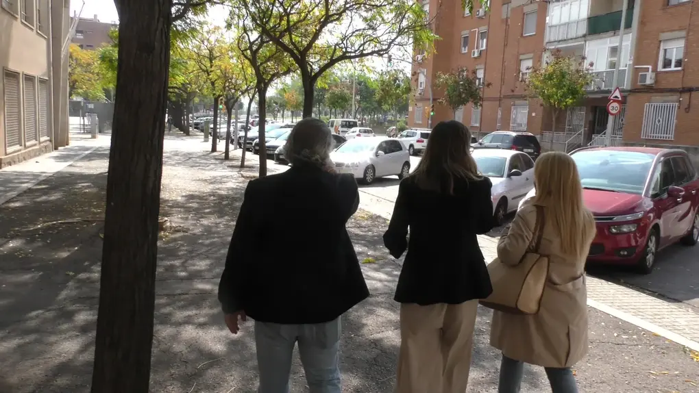 FOTOGRAFÍA. BARRIADA DE CAMPOAMOR (SABADELLA) BARCELONA (CATALUÑA) REINO DE ESPAÑA, 17 DE OCTUBRE DE 2025. La portavoz nacional de Juventud de VOX, Julia Calvet Puig, ha visitado este mediodía a Campoamor, una barriada del sur de la capital de la Comarca del Vallés Occidental, Sabadell, en la provincia de Barcelona, junto a los concejales de la Resistencia en el Ayuntamiento de Sabadell, la portavoz Nuria Alejandra Acacio Montesinos (Nuria Acacio), y César José Gil Abaurrea. La política catalana ha dado algunas de las razones que motivan a los jóvenes perseguir masivamente a VOX. Lasvocesdelpueblo (Ñ Pueblo)