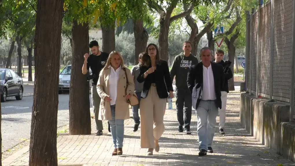 FOTOGRAFÍA. BARRIADA DE CAMPOAMOR (SABADELLA) BARCELONA (CATALUÑA) REINO DE ESPAÑA, 17 DE OCTUBRE DE 2025. La portavoz nacional de Juventud de VOX, Julia Calvet Puig, ha visitado este mediodía a Campoamor, una barriada del sur de la capital de la Comarca del Vallés Occidental, Sabadell, en la provincia de Barcelona, junto a los concejales de la Resistencia en el Ayuntamiento de Sabadell, la portavoz Nuria Alejandra Acacio Montesinos (Nuria Acacio), y César José Gil Abaurrea. La política catalana ha dado algunas de las razones que motivan a los jóvenes perseguir masivamente a VOX. Lasvocesdelpueblo (Ñ Pueblo)