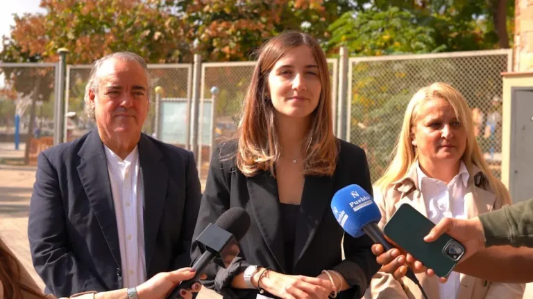FOTOGRAFÍA. BARRIADA DE CAMPOAMOR (SABADELLA) BARCELONA (CATALUÑA) REINO DE ESPAÑA, 17 DE OCTUBRE DE 2025. La portavoz nacional de Juventud de VOX, Julia Calvet Puig (c), ha visitado este mediodía a Campoamor, una barriada del sur de la capital de la Comarca del Vallés Occidental, Sabadell, en la provincia de Barcelona, junto a los concejales de la Resistencia en el Ayuntamiento de Sabadell, la portavoz Nuria Alejandra Acacio Montesinos (Nuria Acacio) (d), y César José Gil Abaurrea (i). La política catalana ha dado algunas de las razones que motivan a los jóvenes perseguir masivamente a VOX. Lasvocesdelpueblo (Ñ Pueblo)