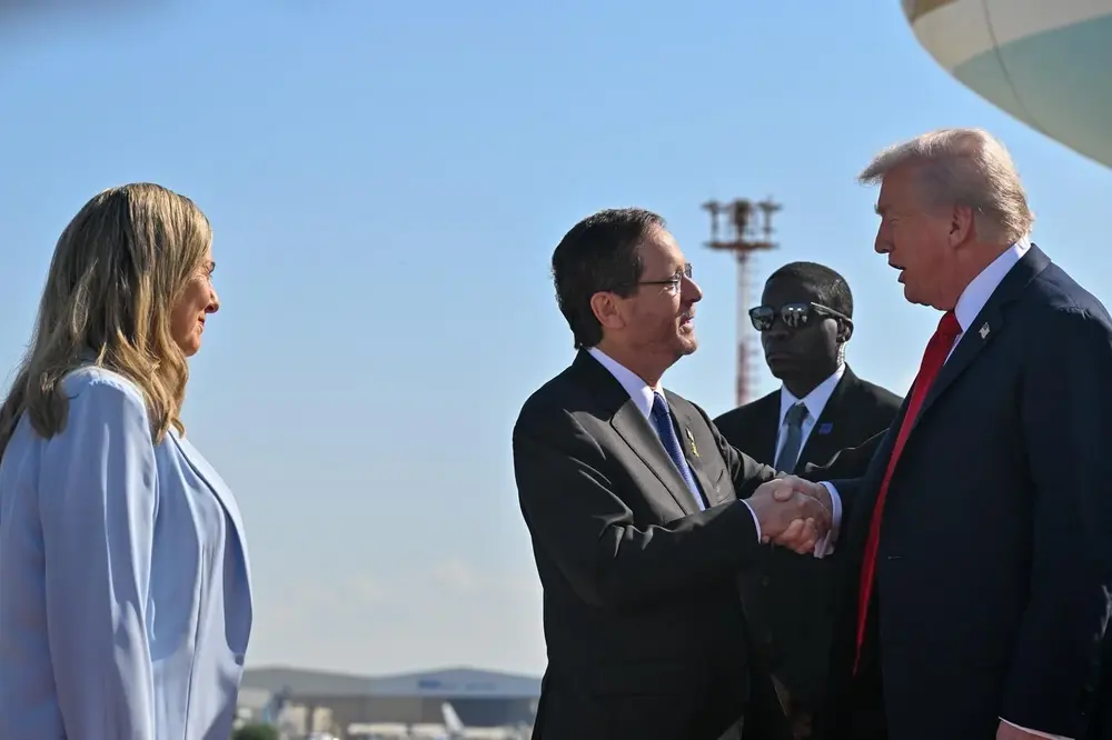 FOTOGRAFÍA. JERUSALÉN (ISRAEL), 13 DE OCTUBRE DE 2025. El presidente de los Estados Unidos de América), Donald John Trump, visita a Israel en el día de la entrega de todos los rehenes vivos por parte de Hamas ISIS, derrotado por el Ejército israelí Tzáhal (Fuerzas de Defensa de Israel, FDI). El primer ministro de Israel, "Bibi" Benjamín Netanyahu, junto a la Primera dama de israel Sara Ben-Artzi (Sara Netanyahu o Sara Ben-Artzi Netanyahu), ha recibido a su homólogo estadounidense al pie del avión Air Force One, junto al presiente del Estado de Israel, Isaac Herzog, en el Aeropuerto Internacional Ben Gurión es el aeropuerto internacional más grande de Israel, situado cerca de la ciudad de Lod, a 15 kilómetros al sureste de Tel Aviv. Se trata  Una muestra directa del reconocimiento de todo un país al líder del mundo libre Donald John Trump. "¡Busca la paz y síguela! (Salmos 34:14)", escribió en la red social X poco después el presidente de Israel junto a una foto con el presidente Trump tras la llegada de Trump. "En este momento de alegría y alivio para el pueblo de Israel, mientras nuestros hijos regresan a casa después del cautiverio, no hemos olvidado ni por un momento a las familias en duelo cuyos seres queridos aún no han regresado" añade la Presidencia de la Tierra Santa mientras Trump se reúne con los familiares de los rehenes asesinados y vivos en el Knesset, donde el mandatario, invitado por el presidente del Knesset, Amir Ohana —quien le ha recibido y presentado a la Cámara parlamentaria hebrea entre aplausos, excepto los representantes musulmanes (árabes) israelíes que llegaron a exhibir carteles y israelófobos con tics antisemitas en un día de alegría para todo Israel y Gaza, y fueron expulsado del Parlamento mientras los activistas israelíes ya reclaman su suspensión y expulsión de Israel—. Los familiares de los rehenes han dicho a Trump: "gracias", un agradecimiento sincero y profundo tras cumplirse la promesa electoral de Trump de traer a todos los rehenes a casa. Trump abandonó Israel más tarde junto a El Cairo (Egipto) para presidir la Cumbre de la Paz postguerra de Gaza. Los firmantes del Plan Trump para Gaza han invitado un total de 20 jefes de Estado de todo el planeta, mientras muchos países antisemitas se han autoinvitado. ya saben, no tendrán ningún papel ni en el encuentro ni en la construcción de la nueva Gaza administrada por EEUU y sus socios árabes: Egipto, Cata, Turquía y Emirato Árabes Unidos, con Israel como fuerza militar con puesto avanzado en el llamado "Corredor Filadelfia" en caso de necesidad. Lasvocesdelpueblo (Ñ Pueblo)