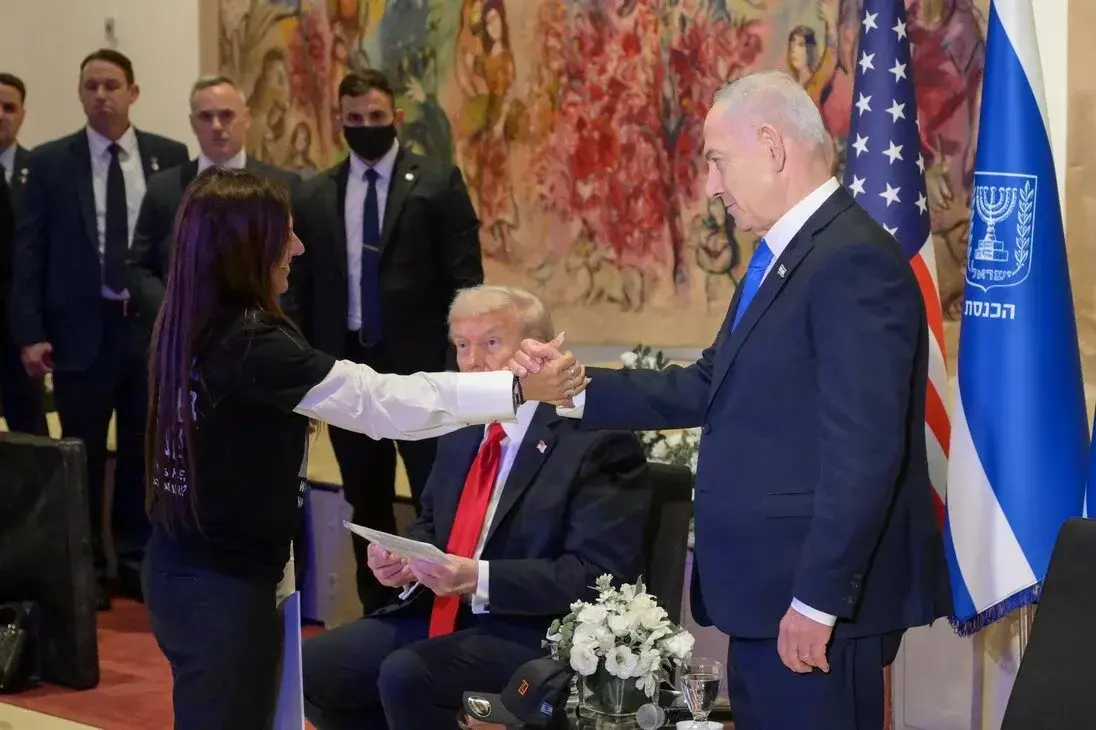 FOTOGRAFÍA. JERUSALÉN (ISRAEL), 13 DE OCTUBRE DE 2025. El presidente de los Estados Unidos de América), Donald John Trump, visita a Israel en el día de la entrega de todos los rehenes vivos por parte de Hamas ISIS, derrotado por el Ejército israelí Tzáhal (Fuerzas de Defensa de Israel, FDI). El primer ministro de Israel, "Bibi" Benjamín Netanyahu, junto a la Primera dama de israel Sara Ben-Artzi (Sara Netanyahu o Sara Ben-Artzi Netanyahu), ha recibido a su homólogo estadounidense al pie del avión Air Force One, junto al presiente del Estado de Israel, Isaac Herzog, en el Aeropuerto Internacional Ben Gurión es el aeropuerto internacional más grande de Israel, situado cerca de la ciudad de Lod, a 15 kilómetros al sureste de Tel Aviv. Se trata  Una muestra directa del reconocimiento de todo un país al líder del mundo libre Donald John Trump. "¡Busca la paz y síguela! (Salmos 34:14)", escribió en la red social X poco después el presidente de Israel junto a una foto con el presidente Trump tras la llegada de Trump. "En este momento de alegría y alivio para el pueblo de Israel, mientras nuestros hijos regresan a casa después del cautiverio, no hemos olvidado ni por un momento a las familias en duelo cuyos seres queridos aún no han regresado" añade la Presidencia de la Tierra Santa mientras Trump se reúne con los familiares de los rehenes asesinados y vivos en el Knesset, donde el mandatario, invitado por el presidente del Knesset, Amir Ohana —quien le ha recibido y presentado a la Cámara parlamentaria hebrea entre aplausos, excepto los representantes musulmanes (árabes) israelíes que llegaron a exhibir carteles y israelófobos con tics antisemitas en un día de alegría para todo Israel y Gaza, y fueron expulsado del Parlamento mientras los activistas israelíes ya reclaman su suspensión y expulsión de Israel—. Los familiares de los rehenes han dicho a Trump: "gracias", un agradecimiento sincero y profundo tras cumplirse la promesa electoral de Trump de traer a todos los rehenes a casa. Trump abandonó Israel más tarde junto a El Cairo (Egipto) para presidir la Cumbre de la Paz postguerra de Gaza. Los firmantes del Plan Trump para Gaza han invitado un total de 20 jefes de Estado de todo el planeta, mientras muchos países antisemitas se han autoinvitado. ya saben, no tendrán ningún papel ni en el encuentro ni en la construcción de la nueva Gaza administrada por EEUU y sus socios árabes: Egipto, Cata, Turquía y Emirato Árabes Unidos, con Israel como fuerza militar con puesto avanzado en el llamado "Corredor Filadelfia" en caso de necesidad. Lasvocesdelpueblo (Ñ Pueblo)