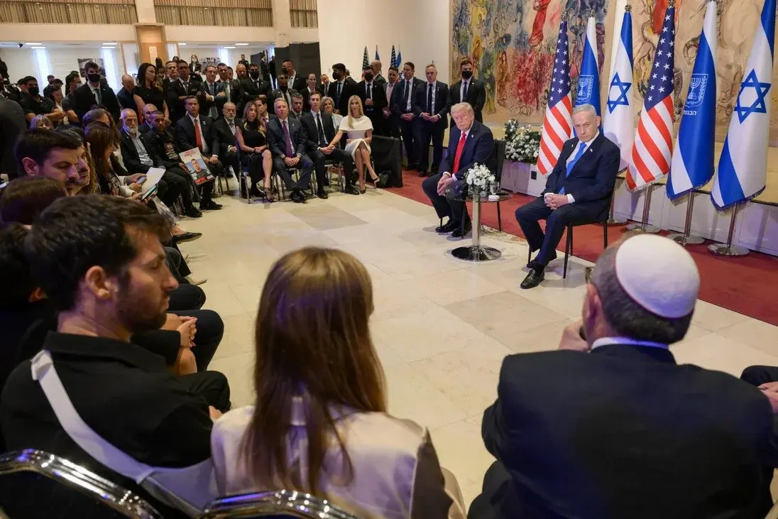 FOTOGRAFÍA. JERUSALÉN (ISRAEL), 13 DE OCTUBRE DE 2025. El presidente de los Estados Unidos de América), Donald John Trump, visita a Israel en el día de la entrega de todos los rehenes vivos por parte de Hamas ISIS, derrotado por el Ejército israelí Tzáhal (Fuerzas de Defensa de Israel, FDI). El primer ministro de Israel, "Bibi" Benjamín Netanyahu, junto a la Primera dama de israel Sara Ben-Artzi (Sara Netanyahu o Sara Ben-Artzi Netanyahu), ha recibido a su homólogo estadounidense al pie del avión Air Force One, junto al presiente del Estado de Israel, Isaac Herzog, en el Aeropuerto Internacional Ben Gurión es el aeropuerto internacional más grande de Israel, situado cerca de la ciudad de Lod, a 15 kilómetros al sureste de Tel Aviv. Se trata  Una muestra directa del reconocimiento de todo un país al líder del mundo libre Donald John Trump. "¡Busca la paz y síguela! (Salmos 34:14)", escribió en la red social X poco después el presidente de Israel junto a una foto con el presidente Trump tras la llegada de Trump. "En este momento de alegría y alivio para el pueblo de Israel, mientras nuestros hijos regresan a casa después del cautiverio, no hemos olvidado ni por un momento a las familias en duelo cuyos seres queridos aún no han regresado" añade la Presidencia de la Tierra Santa mientras Trump se reúne con los familiares de los rehenes asesinados y vivos en el Knesset, donde el mandatario, invitado por el presidente del Knesset, Amir Ohana —quien le ha recibido y presentado a la Cámara parlamentaria hebrea entre aplausos, excepto los representantes musulmanes (árabes) israelíes que llegaron a exhibir carteles y israelófobos con tics antisemitas en un día de alegría para todo Israel y Gaza, y fueron expulsado del Parlamento mientras los activistas israelíes ya reclaman su suspensión y expulsión de Israel—. Los familiares de los rehenes han dicho a Trump: "gracias", un agradecimiento sincero y profundo tras cumplirse la promesa electoral de Trump de traer a todos los rehenes a casa. Trump abandonó Israel más tarde junto a El Cairo (Egipto) para presidir la Cumbre de la Paz postguerra de Gaza. Los firmantes del Plan Trump para Gaza han invitado un total de 20 jefes de Estado de todo el planeta, mientras muchos países antisemitas se han autoinvitado. ya saben, no tendrán ningún papel ni en el encuentro ni en la construcción de la nueva Gaza administrada por EEUU y sus socios árabes: Egipto, Cata, Turquía y Emirato Árabes Unidos, con Israel como fuerza militar con puesto avanzado en el llamado "Corredor Filadelfia" en caso de necesidad. Lasvocesdelpueblo (Ñ Pueblo)