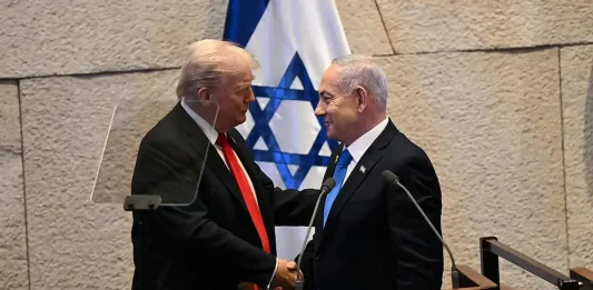 FOTOGRAFÍA. JERUSALÉN (ISRAEL), 13 DE OCTUBRE DE 2025. El presidente de los Estados Unidos de América), Donald John Trump, visita a Israel en el día de la entrega de todos los rehenes vivos por parte de Hamas ISIS, derrotado por el Ejército israelí Tzáhal (Fuerzas de Defensa de Israel, FDI). El primer ministro de Israel, "Bibi" Benjamín Netanyahu, junto a la Primera dama de israel Sara Ben-Artzi (Sara Netanyahu o Sara Ben-Artzi Netanyahu), ha recibido a su homólogo estadounidense al pie del avión Air Force One, junto al presiente del Estado de Israel, Isaac Herzog, en el Aeropuerto Internacional Ben Gurión es el aeropuerto internacional más grande de Israel, situado cerca de la ciudad de Lod, a 15 kilómetros al sureste de Tel Aviv. Se trata  Una muestra directa del reconocimiento de todo un país al líder del mundo libre Donald John Trump. "¡Busca la paz y síguela! (Salmos 34:14)", escribió en la red social X poco después el presidente de Israel junto a una foto con el presidente Trump tras la llegada de Trump. "En este momento de alegría y alivio para el pueblo de Israel, mientras nuestros hijos regresan a casa después del cautiverio, no hemos olvidado ni por un momento a las familias en duelo cuyos seres queridos aún no han regresado" añade la Presidencia de la Tierra Santa mientras Trump se reúne con los familiares de los rehenes asesinados y vivos en el Knesset, donde el mandatario, invitado por el presidente del Knesset, Amir Ohana —quien le ha recibido y presentado a la Cámara parlamentaria hebrea entre aplausos, excepto los representantes musulmanes (árabes) israelíes que llegaron a exhibir carteles y israelófobos con tics antisemitas en un día de alegría para todo Israel y Gaza, y fueron expulsado del Parlamento mientras los activistas israelíes ya reclaman su suspensión y expulsión de Israel—. Los familiares de los rehenes han dicho a Trump: "gracias", un agradecimiento sincero y profundo tras cumplirse la promesa electoral de Trump de traer a todos los rehenes a casa. Trump abandonó Israel más tarde junto a El Cairo (Egipto) para presidir la Cumbre de la Paz postguerra de Gaza. Los firmantes del Plan Trump para Gaza han invitado un total de 20 jefes de Estado de todo el planeta, mientras muchos países antisemitas se han autoinvitado. ya saben, no tendrán ningún papel ni en el encuentro ni en la construcción de la nueva Gaza administrada por EEUU y sus socios árabes: Egipto, Cata, Turquía y Emirato Árabes Unidos, con Israel como fuerza militar con puesto avanzado en el llamado "Corredor Filadelfia" en caso de necesidad. Lasvocesdelpueblo (Ñ Pueblo)