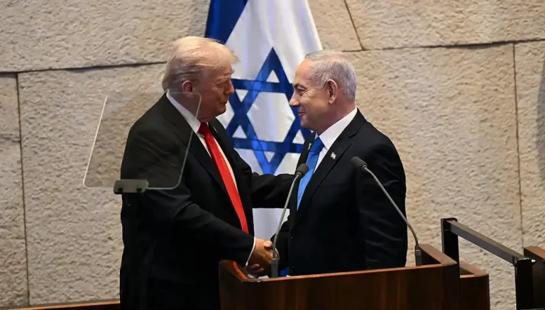 FOTOGRAFÍA. JERUSALÉN (ISRAEL), 13 DE OCTUBRE DE 2025. El presidente de los Estados Unidos de América), Donald John Trump, visita a Israel en el día de la entrega de todos los rehenes vivos por parte de Hamas ISIS, derrotado por el Ejército israelí Tzáhal (Fuerzas de Defensa de Israel, FDI). El primer ministro de Israel, "Bibi" Benjamín Netanyahu, junto a la Primera dama de israel Sara Ben-Artzi (Sara Netanyahu o Sara Ben-Artzi Netanyahu), ha recibido a su homólogo estadounidense al pie del avión Air Force One, junto al presiente del Estado de Israel, Isaac Herzog, en el Aeropuerto Internacional Ben Gurión es el aeropuerto internacional más grande de Israel, situado cerca de la ciudad de Lod, a 15 kilómetros al sureste de Tel Aviv. Se trata  Una muestra directa del reconocimiento de todo un país al líder del mundo libre Donald John Trump. "¡Busca la paz y síguela! (Salmos 34:14)", escribió en la red social X poco después el presidente de Israel junto a una foto con el presidente Trump tras la llegada de Trump. "En este momento de alegría y alivio para el pueblo de Israel, mientras nuestros hijos regresan a casa después del cautiverio, no hemos olvidado ni por un momento a las familias en duelo cuyos seres queridos aún no han regresado" añade la Presidencia de la Tierra Santa mientras Trump se reúne con los familiares de los rehenes asesinados y vivos en el Knesset, donde el mandatario, invitado por el presidente del Knesset, Amir Ohana —quien le ha recibido y presentado a la Cámara parlamentaria hebrea entre aplausos, excepto los representantes musulmanes (árabes) israelíes que llegaron a exhibir carteles y israelófobos con tics antisemitas en un día de alegría para todo Israel y Gaza, y fueron expulsado del Parlamento mientras los activistas israelíes ya reclaman su suspensión y expulsión de Israel—. Los familiares de los rehenes han dicho a Trump: "gracias", un agradecimiento sincero y profundo tras cumplirse la promesa electoral de Trump de traer a todos los rehenes a casa. Trump abandonó Israel más tarde junto a El Cairo (Egipto) para presidir la Cumbre de la Paz postguerra de Gaza. Los firmantes del Plan Trump para Gaza han invitado un total de 20 jefes de Estado de todo el planeta, mientras muchos países antisemitas se han autoinvitado. ya saben, no tendrán ningún papel ni en el encuentro ni en la construcción de la nueva Gaza administrada por EEUU y sus socios árabes: Egipto, Cata, Turquía y Emirato Árabes Unidos, con Israel como fuerza militar con puesto avanzado en el llamado "Corredor Filadelfia" en caso de necesidad. Lasvocesdelpueblo (Ñ Pueblo)