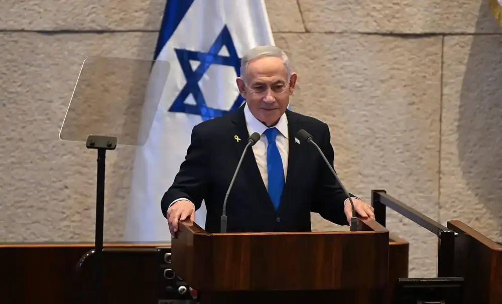 FOTOGRAFÍA. JERUSALÉN (ISRAEL), 13 DE OCTUBRE DE 2025. El presidente de los Estados Unidos de América), Donald John Trump; visita a Israel en el día de la entrega de todos los rehenes vivos por parte de Hamas ISIS, derrotado por el Ejército israelí Tzáhal (Fuerzas de Defensa de Israel, FDI). El primer ministro de Israel, "Bibi" Benjamín Netanyahu; junto a la Primera dama de israel Sara Ben-Artzi (Sara Netanyahu o Sara Ben-Artzi Netanyahu), ha recibido a su homólogo estadounidense al pie del avión Air Force One, junto al presiente del Estado de Israel, Isaac Herzog, en el Aeropuerto Internacional Ben Gurión es el aeropuerto internacional más grande de Israel, situado cerca de la ciudad de Lod, a 15 kilómetros al sureste de Tel Aviv. Se trata  Una muestra directa del reconocimiento de todo un país al líder del mundo libre Donald John Trump. "¡Busca la paz y síguela! (Salmos 34:14)", escribió en la red social X poco después el presidente de Israel junto a una foto con el presidente Trump tras la llegada de Trump. "En este momento de alegría y alivio para el pueblo de Israel, mientras nuestros hijos regresan a casa después del cautiverio, no hemos olvidado ni por un momento a las familias en duelo cuyos seres queridos aún no han regresado" añade la Presidencia de la Tierra Santa mientras Trump se reúne con los familiares de los rehenes asesinados y vivos en el Knesset, donde el mandatario, invitado por el presidente del Knesset, Amir Ohana —quien le ha recibido y presentado a la Cámara parlamentaria hebrea entre aplausos, excepto los representantes musulmanes (árabes) israelíes que llegaron a exhibir carteles y israelófobos con tics antisemitas en un día de alegría para todo Israel y Gaza, y fueron expulsado del Parlamento mientras los activistas israelíes ya reclaman su suspensión y expulsión de Israel—. Los familiares de los rehenes han dicho a Trump: "gracias", un agradecimiento sincero y profundo tras cumplirse la promesa electoral de Trump de traer a todos los rehenes a casa. Trump abandonó Israel más tarde junto a El Cairo (Egipto) para presidir la Cumbre de la Paz postguerra de Gaza. Los firmantes del Plan Trump para Gaza han invitado un total de 20 jefes de Estado de todo el planeta, mientras muchos países antisemitas se han autoinvitado. ya saben, no tendrán ningún papel ni en el encuentro ni en la construcción de la nueva Gaza administrada por EEUU y sus socios árabes: Egipto, Cata, Turquía y Emirato Árabes Unidos, con Israel como fuerza militar con puesto avanzado en el llamado "Corredor Filadelfia" en caso de necesidad. Lasvocesdelpueblo (Ñ Pueblo)
