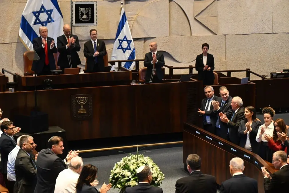 FOTOGRAFÍA. JERUSALÉN (ISRAEL), 13 DE OCTUBRE DE 2025. El presidente de los Estados Unidos de América), Donald John Trump; visita a Israel en el día de la entrega de todos los rehenes vivos por parte de Hamas ISIS, derrotado por el Ejército israelí Tzáhal (Fuerzas de Defensa de Israel, FDI). El primer ministro de Israel, "Bibi" Benjamín Netanyahu; junto a la Primera dama de israel Sara Ben-Artzi (Sara Netanyahu o Sara Ben-Artzi Netanyahu), ha recibido a su homólogo estadounidense al pie del avión Air Force One, junto al presiente del Estado de Israel, Isaac Herzog, en el Aeropuerto Internacional Ben Gurión es el aeropuerto internacional más grande de Israel, situado cerca de la ciudad de Lod, a 15 kilómetros al sureste de Tel Aviv. Se trata  Una muestra directa del reconocimiento de todo un país al líder del mundo libre Donald John Trump. "¡Busca la paz y síguela! (Salmos 34:14)", escribió en la red social X poco después el presidente de Israel junto a una foto con el presidente Trump tras la llegada de Trump. "En este momento de alegría y alivio para el pueblo de Israel, mientras nuestros hijos regresan a casa después del cautiverio, no hemos olvidado ni por un momento a las familias en duelo cuyos seres queridos aún no han regresado" añade la Presidencia de la Tierra Santa mientras Trump se reúne con los familiares de los rehenes asesinados y vivos en el Knesset, donde el mandatario, invitado por el presidente del Knesset, Amir Ohana —quien le ha recibido y presentado a la Cámara parlamentaria hebrea entre aplausos, excepto los representantes musulmanes (árabes) israelíes que llegaron a exhibir carteles y israelófobos con tics antisemitas en un día de alegría para todo Israel y Gaza, y fueron expulsado del Parlamento mientras los activistas israelíes ya reclaman su suspensión y expulsión de Israel—. Los familiares de los rehenes han dicho a Trump: "gracias", un agradecimiento sincero y profundo tras cumplirse la promesa electoral de Trump de traer a todos los rehenes a casa. Trump abandonó Israel más tarde junto a El Cairo (Egipto) para presidir la Cumbre de la Paz postguerra de Gaza. Los firmantes del Plan Trump para Gaza han invitado un total de 20 jefes de Estado de todo el planeta, mientras muchos países antisemitas se han autoinvitado. ya saben, no tendrán ningún papel ni en el encuentro ni en la construcción de la nueva Gaza administrada por EEUU y sus socios árabes: Egipto, Cata, Turquía y Emirato Árabes Unidos, con Israel como fuerza militar con puesto avanzado en el llamado "Corredor Filadelfia" en caso de necesidad. Lasvocesdelpueblo (Ñ Pueblo)