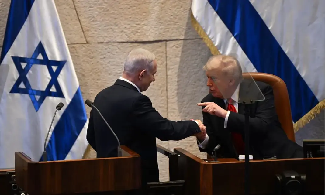 FOTOGRAFÍA. JERUSALÉN (ISRAEL), 13 DE OCTUBRE DE 2025. El presidente de los Estados Unidos de América), Donald John Trump (i); visita a Israel en el día de la entrega de todos los rehenes vivos por parte de Hamas ISIS, derrotado por el Ejército israelí Tzáhal (Fuerzas de Defensa de Israel, FDI). El primer ministro de Israel, "Bibi" Benjamín Netanyahu (d), junto a la Primera dama de israel Sara Ben-Artzi (Sara Netanyahu o Sara Ben-Artzi Netanyahu), ha recibido a su homólogo estadounidense al pie del avión Air Force One, junto al presiente del Estado de Israel, Isaac Herzog, en el Aeropuerto Internacional Ben Gurión es el aeropuerto internacional más grande de Israel, situado cerca de la ciudad de Lod, a 15 kilómetros al sureste de Tel Aviv. Se trata  Una muestra directa del reconocimiento de todo un país al líder del mundo libre Donald John Trump. "¡Busca la paz y síguela! (Salmos 34:14)", escribió en la red social X poco después el presidente de Israel junto a una foto con el presidente Trump tras la llegada de Trump. "En este momento de alegría y alivio para el pueblo de Israel, mientras nuestros hijos regresan a casa después del cautiverio, no hemos olvidado ni por un momento a las familias en duelo cuyos seres queridos aún no han regresado" añade la Presidencia de la Tierra Santa mientras Trump se reúne con los familiares de los rehenes asesinados y vivos en el Knesset, donde el mandatario, invitado por el presidente del Knesset, Amir Ohana —quien le ha recibido y presentado a la Cámara parlamentaria hebrea entre aplausos, excepto los representantes musulmanes (árabes) israelíes que llegaron a exhibir carteles y israelófobos con tics antisemitas en un día de alegría para todo Israel y Gaza, y fueron expulsado del Parlamento mientras los activistas israelíes ya reclaman su suspensión y expulsión de Israel—. Los familiares de los rehenes han dicho a Trump: "gracias", un agradecimiento sincero y profundo tras cumplirse la promesa electoral de Trump de traer a todos los rehenes a casa. Trump abandonó Israel más tarde junto a El Cairo (Egipto) para presidir la Cumbre de la Paz postguerra de Gaza. Los firmantes del Plan Trump para Gaza han invitado un total de 20 jefes de Estado de todo el planeta, mientras muchos países antisemitas se han autoinvitado. ya saben, no tendrán ningún papel ni en el encuentro ni en la construcción de la nueva Gaza administrada por EEUU y sus socios árabes: Egipto, Cata, Turquía y Emirato Árabes Unidos, con Israel como fuerza militar con puesto avanzado en el llamado "Corredor Filadelfia" en caso de necesidad. Lasvocesdelpueblo (Ñ Pueblo)