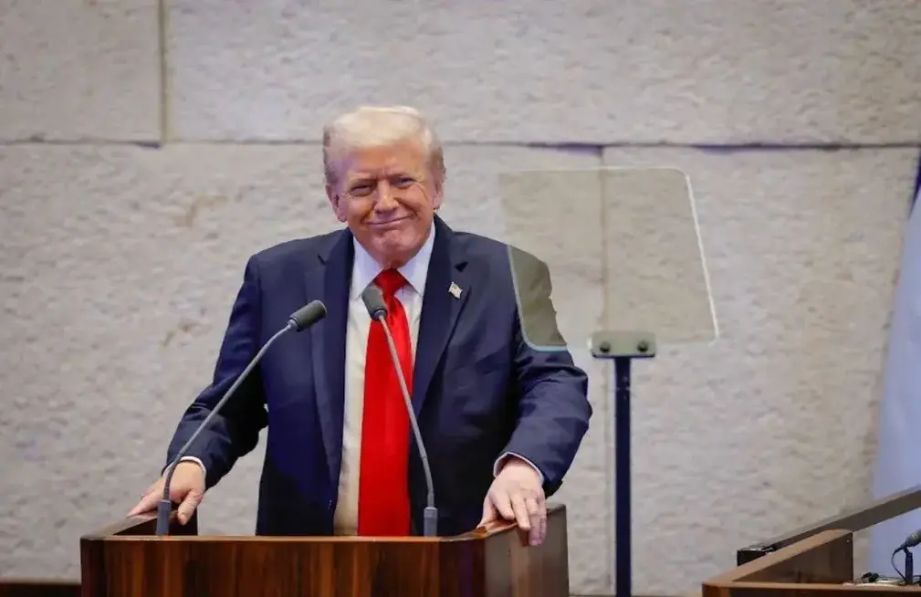 FOTOGRAFÍA. JERUSALÉN (ISRAEL), 13 DE OCTUBRE DE 2025. El presidente de los Estados Unidos de América), Donald John Trump; visita a Israel en el día de la entrega de todos los rehenes vivos por parte de Hamas ISIS, derrotado por el Ejército israelí Tzáhal (Fuerzas de Defensa de Israel, FDI). El primer ministro de Israel, "Bibi" Benjamín Netanyahu; junto a la Primera dama de israel Sara Ben-Artzi (Sara Netanyahu o Sara Ben-Artzi Netanyahu), ha recibido a su homólogo estadounidense al pie del avión Air Force One, junto al presiente del Estado de Israel, Isaac Herzog, en el Aeropuerto Internacional Ben Gurión es el aeropuerto internacional más grande de Israel, situado cerca de la ciudad de Lod, a 15 kilómetros al sureste de Tel Aviv. Se trata  Una muestra directa del reconocimiento de todo un país al líder del mundo libre Donald John Trump. "¡Busca la paz y síguela! (Salmos 34:14)", escribió en la red social X poco después el presidente de Israel junto a una foto con el presidente Trump tras la llegada de Trump. "En este momento de alegría y alivio para el pueblo de Israel, mientras nuestros hijos regresan a casa después del cautiverio, no hemos olvidado ni por un momento a las familias en duelo cuyos seres queridos aún no han regresado" añade la Presidencia de la Tierra Santa mientras Trump se reúne con los familiares de los rehenes asesinados y vivos en el Knesset, donde el mandatario, invitado por el presidente del Knesset, Amir Ohana —quien le ha recibido y presentado a la Cámara parlamentaria hebrea entre aplausos, excepto los representantes musulmanes (árabes) israelíes que llegaron a exhibir carteles y israelófobos con tics antisemitas en un día de alegría para todo Israel y Gaza, y fueron expulsado del Parlamento mientras los activistas israelíes ya reclaman su suspensión y expulsión de Israel—. Los familiares de los rehenes han dicho a Trump: "gracias", un agradecimiento sincero y profundo tras cumplirse la promesa electoral de Trump de traer a todos los rehenes a casa. Trump abandonó Israel más tarde junto a El Cairo (Egipto) para presidir la Cumbre de la Paz postguerra de Gaza. Los firmantes del Plan Trump para Gaza han invitado un total de 20 jefes de Estado de todo el planeta, mientras muchos países antisemitas se han autoinvitado. ya saben, no tendrán ningún papel ni en el encuentro ni en la construcción de la nueva Gaza administrada por EEUU y sus socios árabes: Egipto, Cata, Turquía y Emirato Árabes Unidos, con Israel como fuerza militar con puesto avanzado en el llamado "Corredor Filadelfia" en caso de necesidad. Lasvocesdelpueblo (Ñ Pueblo)
