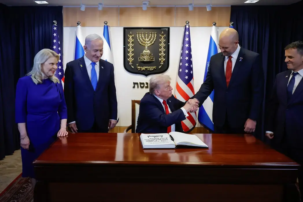 FOTOGRAFÍA. JERUSALÉN (ISRAEL), 13 DE OCTUBRE DE 2025. El presidente de los Estados Unidos de América), Donald John Trump, visita a Israel en el día de la entrega de todos los rehenes vivos por parte de Hamas ISIS, derrotado por el Ejército israelí Tzáhal (Fuerzas de Defensa de Israel, FDI). El primer ministro de Israel, "Bibi" Benjamín Netanyahu, junto a la Primera dama de israel Sara Ben-Artzi (Sara Netanyahu o Sara Ben-Artzi Netanyahu), ha recibido a su homólogo estadounidense al pie del avión Air Force One, junto al presiente del Estado de Israel, Isaac Herzog, en el Aeropuerto Internacional Ben Gurión es el aeropuerto internacional más grande de Israel, situado cerca de la ciudad de Lod, a 15 kilómetros al sureste de Tel Aviv. Se trata  Una muestra directa del reconocimiento de todo un país al líder del mundo libre Donald John Trump. "¡Busca la paz y síguela! (Salmos 34:14)", escribió en la red social X poco después el presidente de Israel junto a una foto con el presidente Trump tras la llegada de Trump. "En este momento de alegría y alivio para el pueblo de Israel, mientras nuestros hijos regresan a casa después del cautiverio, no hemos olvidado ni por un momento a las familias en duelo cuyos seres queridos aún no han regresado" añade la Presidencia de la Tierra Santa mientras Trump se reúne con los familiares de los rehenes asesinados y vivos en el Knesset, donde el mandatario, invitado por el presidente del Knesset, Amir Ohana —quien le ha recibido y presentado a la Cámara parlamentaria hebrea entre aplausos, excepto los representantes musulmanes (árabes) israelíes que llegaron a exhibir carteles y israelófobos con tics antisemitas en un día de alegría para todo Israel y Gaza, y fueron expulsado del Parlamento mientras los activistas israelíes ya reclaman su suspensión y expulsión de Israel—. Los familiares de los rehenes han dicho a Trump: "gracias", un agradecimiento sincero y profundo tras cumplirse la promesa electoral de Trump de traer a todos los rehenes a casa. Trump abandonó Israel más tarde junto a El Cairo (Egipto) para presidir la Cumbre de la Paz postguerra de Gaza. Los firmantes del Plan Trump para Gaza han invitado un total de 20 jefes de Estado de todo el planeta, mientras muchos países antisemitas se han autoinvitado. ya saben, no tendrán ningún papel ni en el encuentro ni en la construcción de la nueva Gaza administrada por EEUU y sus socios árabes: Egipto, Cata, Turquía y Emirato Árabes Unidos, con Israel como fuerza militar con puesto avanzado en el llamado "Corredor Filadelfia" en caso de necesidad. Lasvocesdelpueblo (Ñ Pueblo)