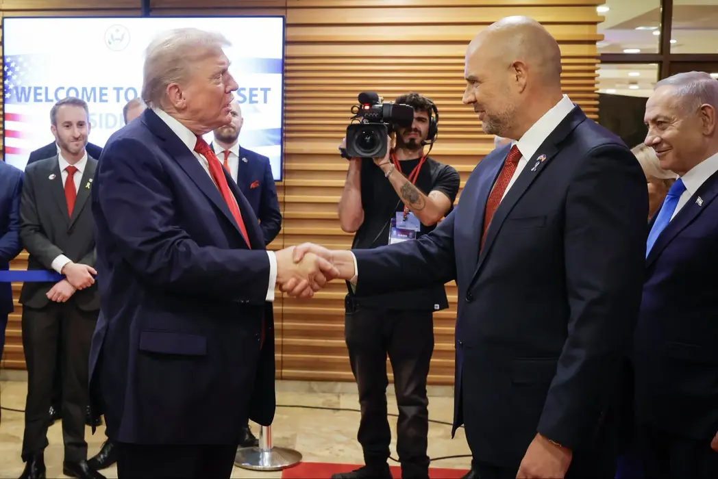 FOTOGRAFÍA. JERUSALÉN (ISRAEL), 13 DE OCTUBRE DE 2025. El presidente de los Estados Unidos de América), Donald John Trump, visita a Israel en el día de la entrega de todos los rehenes vivos por parte de Hamas ISIS, derrotado por el Ejército israelí Tzáhal (Fuerzas de Defensa de Israel, FDI). El primer ministro de Israel, "Bibi" Benjamín Netanyahu, junto a la Primera dama de israel Sara Ben-Artzi (Sara Netanyahu o Sara Ben-Artzi Netanyahu), ha recibido a su homólogo estadounidense al pie del avión Air Force One, junto al presiente del Estado de Israel, Isaac Herzog, en el Aeropuerto Internacional Ben Gurión es el aeropuerto internacional más grande de Israel, situado cerca de la ciudad de Lod, a 15 kilómetros al sureste de Tel Aviv. Se trata  Una muestra directa del reconocimiento de todo un país al líder del mundo libre Donald John Trump. "¡Busca la paz y síguela! (Salmos 34:14)", escribió en la red social X poco después el presidente de Israel junto a una foto con el presidente Trump tras la llegada de Trump. "En este momento de alegría y alivio para el pueblo de Israel, mientras nuestros hijos regresan a casa después del cautiverio, no hemos olvidado ni por un momento a las familias en duelo cuyos seres queridos aún no han regresado" añade la Presidencia de la Tierra Santa mientras Trump se reúne con los familiares de los rehenes asesinados y vivos en el Knesset, donde el mandatario, invitado por el presidente del Knesset, Amir Ohana —quien le ha recibido y presentado a la Cámara parlamentaria hebrea entre aplausos, excepto los representantes musulmanes (árabes) israelíes que llegaron a exhibir carteles y israelófobos con tics antisemitas en un día de alegría para todo Israel y Gaza, y fueron expulsado del Parlamento mientras los activistas israelíes ya reclaman su suspensión y expulsión de Israel—. Los familiares de los rehenes han dicho a Trump: "gracias", un agradecimiento sincero y profundo tras cumplirse la promesa electoral de Trump de traer a todos los rehenes a casa. Trump abandonó Israel más tarde junto a El Cairo (Egipto) para presidir la Cumbre de la Paz postguerra de Gaza. Los firmantes del Plan Trump para Gaza han invitado un total de 20 jefes de Estado de todo el planeta, mientras muchos países antisemitas se han autoinvitado. ya saben, no tendrán ningún papel ni en el encuentro ni en la construcción de la nueva Gaza administrada por EEUU y sus socios árabes: Egipto, Cata, Turquía y Emirato Árabes Unidos, con Israel como fuerza militar con puesto avanzado en el llamado "Corredor Filadelfia" en caso de necesidad. Lasvocesdelpueblo (Ñ Pueblo)