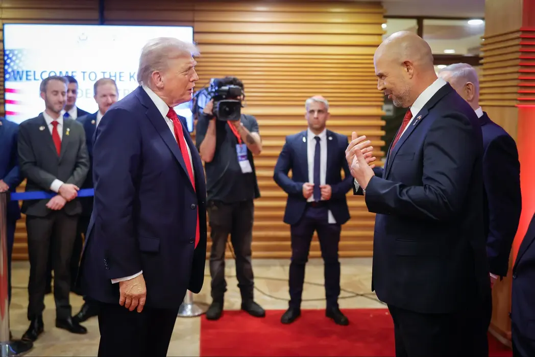 FOTOGRAFÍA. JERUSALÉN (ISRAEL), 13 DE OCTUBRE DE 2025. El presidente de los Estados Unidos de América), Donald John Trump, visita a Israel en el día de la entrega de todos los rehenes vivos por parte de Hamas ISIS, derrotado por el Ejército israelí Tzáhal (Fuerzas de Defensa de Israel, FDI). El primer ministro de Israel, "Bibi" Benjamín Netanyahu, junto a la Primera dama de israel Sara Ben-Artzi (Sara Netanyahu o Sara Ben-Artzi Netanyahu), ha recibido a su homólogo estadounidense al pie del avión Air Force One, junto al presiente del Estado de Israel, Isaac Herzog, en el Aeropuerto Internacional Ben Gurión es el aeropuerto internacional más grande de Israel, situado cerca de la ciudad de Lod, a 15 kilómetros al sureste de Tel Aviv. Se trata  Una muestra directa del reconocimiento de todo un país al líder del mundo libre Donald John Trump. "¡Busca la paz y síguela! (Salmos 34:14)", escribió en la red social X poco después el presidente de Israel junto a una foto con el presidente Trump tras la llegada de Trump. "En este momento de alegría y alivio para el pueblo de Israel, mientras nuestros hijos regresan a casa después del cautiverio, no hemos olvidado ni por un momento a las familias en duelo cuyos seres queridos aún no han regresado" añade la Presidencia de la Tierra Santa mientras Trump se reúne con los familiares de los rehenes asesinados y vivos en el Knesset, donde el mandatario, invitado por el presidente del Knesset, Amir Ohana —quien le ha recibido y presentado a la Cámara parlamentaria hebrea entre aplausos, excepto los representantes musulmanes (árabes) israelíes que llegaron a exhibir carteles y israelófobos con tics antisemitas en un día de alegría para todo Israel y Gaza, y fueron expulsado del Parlamento mientras los activistas israelíes ya reclaman su suspensión y expulsión de Israel—. Los familiares de los rehenes han dicho a Trump: "gracias", un agradecimiento sincero y profundo tras cumplirse la promesa electoral de Trump de traer a todos los rehenes a casa. Trump abandonó Israel más tarde junto a El Cairo (Egipto) para presidir la Cumbre de la Paz postguerra de Gaza. Los firmantes del Plan Trump para Gaza han invitado un total de 20 jefes de Estado de todo el planeta, mientras muchos países antisemitas se han autoinvitado. ya saben, no tendrán ningún papel ni en el encuentro ni en la construcción de la nueva Gaza administrada por EEUU y sus socios árabes: Egipto, Cata, Turquía y Emirato Árabes Unidos, con Israel como fuerza militar con puesto avanzado en el llamado "Corredor Filadelfia" en caso de necesidad. Lasvocesdelpueblo (Ñ Pueblo)