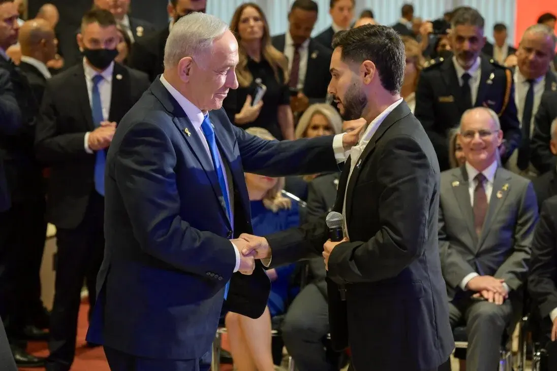 FOTOGRAFÍA. JERUSALÉN (ISRAEL), 13 DE OCTUBRE DE 2025. El presidente de los Estados Unidos de América), Donald John Trump, visita a Israel en el día de la entrega de todos los rehenes vivos por parte de Hamas ISIS, derrotado por el Ejército israelí Tzáhal (Fuerzas de Defensa de Israel, FDI). El primer ministro de Israel, "Bibi" Benjamín Netanyahu, junto a la Primera dama de israel Sara Ben-Artzi (Sara Netanyahu o Sara Ben-Artzi Netanyahu), ha recibido a su homólogo estadounidense al pie del avión Air Force One, junto al presiente del Estado de Israel, Isaac Herzog, en el Aeropuerto Internacional Ben Gurión es el aeropuerto internacional más grande de Israel, situado cerca de la ciudad de Lod, a 15 kilómetros al sureste de Tel Aviv. Se trata  Una muestra directa del reconocimiento de todo un país al líder del mundo libre Donald John Trump. "¡Busca la paz y síguela! (Salmos 34:14)", escribió en la red social X poco después el presidente de Israel junto a una foto con el presidente Trump tras la llegada de Trump. "En este momento de alegría y alivio para el pueblo de Israel, mientras nuestros hijos regresan a casa después del cautiverio, no hemos olvidado ni por un momento a las familias en duelo cuyos seres queridos aún no han regresado" añade la Presidencia de la Tierra Santa mientras Trump se reúne con los familiares de los rehenes asesinados y vivos en el Knesset, donde el mandatario, invitado por el presidente del Knesset, Amir Ohana —quien le ha recibido y presentado a la Cámara parlamentaria hebrea entre aplausos, excepto los representantes musulmanes (árabes) israelíes que llegaron a exhibir carteles y israelófobos con tics antisemitas en un día de alegría para todo Israel y Gaza, y fueron expulsado del Parlamento mientras los activistas israelíes ya reclaman su suspensión y expulsión de Israel—. Los familiares de los rehenes han dicho a Trump: "gracias", un agradecimiento sincero y profundo tras cumplirse la promesa electoral de Trump de traer a todos los rehenes a casa. Trump abandonó Israel más tarde junto a El Cairo (Egipto) para presidir la Cumbre de la Paz postguerra de Gaza. Los firmantes del Plan Trump para Gaza han invitado un total de 20 jefes de Estado de todo el planeta, mientras muchos países antisemitas se han autoinvitado. ya saben, no tendrán ningún papel ni en el encuentro ni en la construcción de la nueva Gaza administrada por EEUU y sus socios árabes: Egipto, Cata, Turquía y Emirato Árabes Unidos, con Israel como fuerza militar con puesto avanzado en el llamado "Corredor Filadelfia" en caso de necesidad. Lasvocesdelpueblo (Ñ Pueblo)