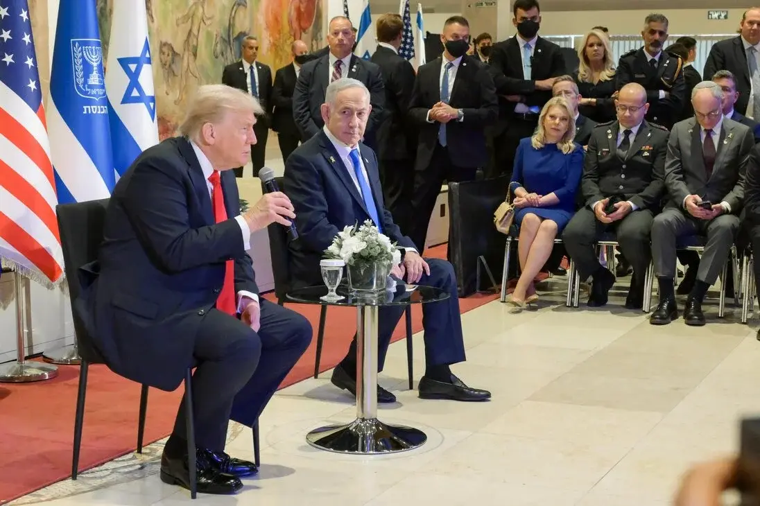 FOTOGRAFÍA. JERUSALÉN (ISRAEL), 13 DE OCTUBRE DE 2025. El presidente de los Estados Unidos de América), Donald John Trump, visita a Israel en el día de la entrega de todos los rehenes vivos por parte de Hamas ISIS, derrotado por el Ejército israelí Tzáhal (Fuerzas de Defensa de Israel, FDI). El primer ministro de Israel, "Bibi" Benjamín Netanyahu, junto a la Primera dama de israel Sara Ben-Artzi (Sara Netanyahu o Sara Ben-Artzi Netanyahu), ha recibido a su homólogo estadounidense al pie del avión Air Force One, junto al presiente del Estado de Israel, Isaac Herzog, en el Aeropuerto Internacional Ben Gurión es el aeropuerto internacional más grande de Israel, situado cerca de la ciudad de Lod, a 15 kilómetros al sureste de Tel Aviv. Se trata  Una muestra directa del reconocimiento de todo un país al líder del mundo libre Donald John Trump. "¡Busca la paz y síguela! (Salmos 34:14)", escribió en la red social X poco después el presidente de Israel junto a una foto con el presidente Trump tras la llegada de Trump. "En este momento de alegría y alivio para el pueblo de Israel, mientras nuestros hijos regresan a casa después del cautiverio, no hemos olvidado ni por un momento a las familias en duelo cuyos seres queridos aún no han regresado" añade la Presidencia de la Tierra Santa mientras Trump se reúne con los familiares de los rehenes asesinados y vivos en el Knesset, donde el mandatario, invitado por el presidente del Knesset, Amir Ohana —quien le ha recibido y presentado a la Cámara parlamentaria hebrea entre aplausos, excepto los representantes musulmanes (árabes) israelíes que llegaron a exhibir carteles y israelófobos con tics antisemitas en un día de alegría para todo Israel y Gaza, y fueron expulsado del Parlamento mientras los activistas israelíes ya reclaman su suspensión y expulsión de Israel—. Los familiares de los rehenes han dicho a Trump: "gracias", un agradecimiento sincero y profundo tras cumplirse la promesa electoral de Trump de traer a todos los rehenes a casa. Trump abandonó Israel más tarde junto a El Cairo (Egipto) para presidir la Cumbre de la Paz postguerra de Gaza. Los firmantes del Plan Trump para Gaza han invitado un total de 20 jefes de Estado de todo el planeta, mientras muchos países antisemitas se han autoinvitado. ya saben, no tendrán ningún papel ni en el encuentro ni en la construcción de la nueva Gaza administrada por EEUU y sus socios árabes: Egipto, Cata, Turquía y Emirato Árabes Unidos, con Israel como fuerza militar con puesto avanzado en el llamado "Corredor Filadelfia" en caso de necesidad. Lasvocesdelpueblo (Ñ Pueblo)