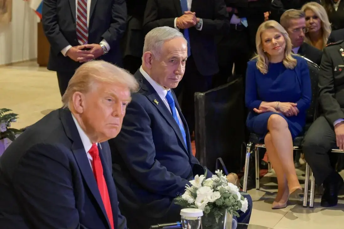 FOTOGRAFÍA. JERUSALÉN (ISRAEL), 13 DE OCTUBRE DE 2025. El presidente de los Estados Unidos de América), Donald John Trump, visita a Israel en el día de la entrega de todos los rehenes vivos por parte de Hamas ISIS, derrotado por el Ejército israelí Tzáhal (Fuerzas de Defensa de Israel, FDI). El primer ministro de Israel, "Bibi" Benjamín Netanyahu, junto a la Primera dama de israel Sara Ben-Artzi (Sara Netanyahu o Sara Ben-Artzi Netanyahu), ha recibido a su homólogo estadounidense al pie del avión Air Force One, junto al presiente del Estado de Israel, Isaac Herzog, en el Aeropuerto Internacional Ben Gurión es el aeropuerto internacional más grande de Israel, situado cerca de la ciudad de Lod, a 15 kilómetros al sureste de Tel Aviv. Se trata  Una muestra directa del reconocimiento de todo un país al líder del mundo libre Donald John Trump. "¡Busca la paz y síguela! (Salmos 34:14)", escribió en la red social X poco después el presidente de Israel junto a una foto con el presidente Trump tras la llegada de Trump. "En este momento de alegría y alivio para el pueblo de Israel, mientras nuestros hijos regresan a casa después del cautiverio, no hemos olvidado ni por un momento a las familias en duelo cuyos seres queridos aún no han regresado" añade la Presidencia de la Tierra Santa mientras Trump se reúne con los familiares de los rehenes asesinados y vivos en el Knesset, donde el mandatario, invitado por el presidente del Knesset, Amir Ohana —quien le ha recibido y presentado a la Cámara parlamentaria hebrea entre aplausos, excepto los representantes musulmanes (árabes) israelíes que llegaron a exhibir carteles y israelófobos con tics antisemitas en un día de alegría para todo Israel y Gaza, y fueron expulsado del Parlamento mientras los activistas israelíes ya reclaman su suspensión y expulsión de Israel—. Los familiares de los rehenes han dicho a Trump: "gracias", un agradecimiento sincero y profundo tras cumplirse la promesa electoral de Trump de traer a todos los rehenes a casa. Trump abandonó Israel más tarde junto a El Cairo (Egipto) para presidir la Cumbre de la Paz postguerra de Gaza. Los firmantes del Plan Trump para Gaza han invitado un total de 20 jefes de Estado de todo el planeta, mientras muchos países antisemitas se han autoinvitado. ya saben, no tendrán ningún papel ni en el encuentro ni en la construcción de la nueva Gaza administrada por EEUU y sus socios árabes: Egipto, Cata, Turquía y Emirato Árabes Unidos, con Israel como fuerza militar con puesto avanzado en el llamado "Corredor Filadelfia" en caso de necesidad. Lasvocesdelpueblo (Ñ Pueblo)
