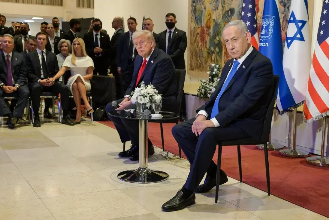FOTOGRAFÍA. JERUSALÉN (ISRAEL), 13 DE OCTUBRE DE 2025. El presidente de los Estados Unidos de América), Donald John Trump, visita a Israel en el día de la entrega de todos los rehenes vivos por parte de Hamas ISIS, derrotado por el Ejército israelí Tzáhal (Fuerzas de Defensa de Israel, FDI). El primer ministro de Israel, "Bibi" Benjamín Netanyahu, junto a la Primera dama de israel Sara Ben-Artzi (Sara Netanyahu o Sara Ben-Artzi Netanyahu), ha recibido a su homólogo estadounidense al pie del avión Air Force One, junto al presiente del Estado de Israel, Isaac Herzog, en el Aeropuerto Internacional Ben Gurión es el aeropuerto internacional más grande de Israel, situado cerca de la ciudad de Lod, a 15 kilómetros al sureste de Tel Aviv. Se trata  Una muestra directa del reconocimiento de todo un país al líder del mundo libre Donald John Trump. "¡Busca la paz y síguela! (Salmos 34:14)", escribió en la red social X poco después el presidente de Israel junto a una foto con el presidente Trump tras la llegada de Trump. "En este momento de alegría y alivio para el pueblo de Israel, mientras nuestros hijos regresan a casa después del cautiverio, no hemos olvidado ni por un momento a las familias en duelo cuyos seres queridos aún no han regresado" añade la Presidencia de la Tierra Santa mientras Trump se reúne con los familiares de los rehenes asesinados y vivos en el Knesset, donde el mandatario, invitado por el presidente del Knesset, Amir Ohana —quien le ha recibido y presentado a la Cámara parlamentaria hebrea entre aplausos, excepto los representantes musulmanes (árabes) israelíes que llegaron a exhibir carteles y israelófobos con tics antisemitas en un día de alegría para todo Israel y Gaza, y fueron expulsado del Parlamento mientras los activistas israelíes ya reclaman su suspensión y expulsión de Israel—. Los familiares de los rehenes han dicho a Trump: "gracias", un agradecimiento sincero y profundo tras cumplirse la promesa electoral de Trump de traer a todos los rehenes a casa. Trump abandonó Israel más tarde junto a El Cairo (Egipto) para presidir la Cumbre de la Paz postguerra de Gaza. Los firmantes del Plan Trump para Gaza han invitado un total de 20 jefes de Estado de todo el planeta, mientras muchos países antisemitas se han autoinvitado. ya saben, no tendrán ningún papel ni en el encuentro ni en la construcción de la nueva Gaza administrada por EEUU y sus socios árabes: Egipto, Cata, Turquía y Emirato Árabes Unidos, con Israel como fuerza militar con puesto avanzado en el llamado "Corredor Filadelfia" en caso de necesidad. Lasvocesdelpueblo (Ñ Pueblo)