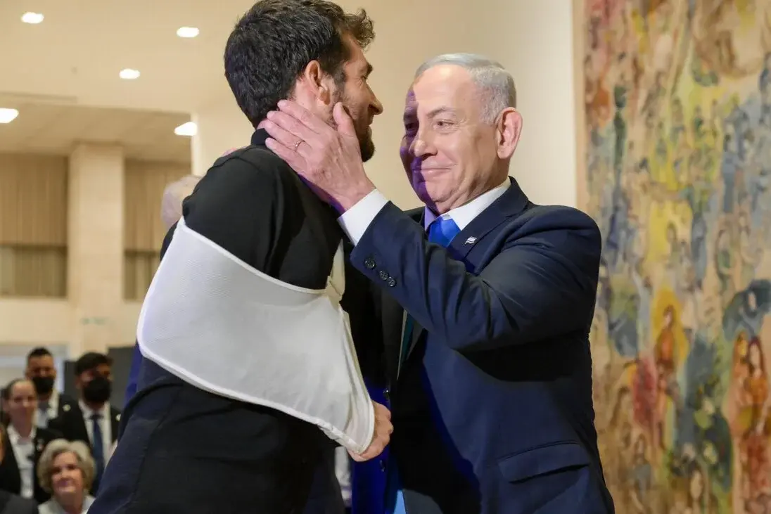 FOTOGRAFÍA. JERUSALÉN (ISRAEL), 13 DE OCTUBRE DE 2025. El presidente de los Estados Unidos de América), Donald John Trump, visita a Israel en el día de la entrega de todos los rehenes vivos por parte de Hamas ISIS, derrotado por el Ejército israelí Tzáhal (Fuerzas de Defensa de Israel, FDI). El primer ministro de Israel, "Bibi" Benjamín Netanyahu, junto a la Primera dama de israel Sara Ben-Artzi (Sara Netanyahu o Sara Ben-Artzi Netanyahu), ha recibido a su homólogo estadounidense al pie del avión Air Force One, junto al presiente del Estado de Israel, Isaac Herzog, en el Aeropuerto Internacional Ben Gurión es el aeropuerto internacional más grande de Israel, situado cerca de la ciudad de Lod, a 15 kilómetros al sureste de Tel Aviv. Se trata  Una muestra directa del reconocimiento de todo un país al líder del mundo libre Donald John Trump. "¡Busca la paz y síguela! (Salmos 34:14)", escribió en la red social X poco después el presidente de Israel junto a una foto con el presidente Trump tras la llegada de Trump. "En este momento de alegría y alivio para el pueblo de Israel, mientras nuestros hijos regresan a casa después del cautiverio, no hemos olvidado ni por un momento a las familias en duelo cuyos seres queridos aún no han regresado" añade la Presidencia de la Tierra Santa mientras Trump se reúne con los familiares de los rehenes asesinados y vivos en el Knesset, donde el mandatario, invitado por el presidente del Knesset, Amir Ohana —quien le ha recibido y presentado a la Cámara parlamentaria hebrea entre aplausos, excepto los representantes musulmanes (árabes) israelíes que llegaron a exhibir carteles y israelófobos con tics antisemitas en un día de alegría para todo Israel y Gaza, y fueron expulsado del Parlamento mientras los activistas israelíes ya reclaman su suspensión y expulsión de Israel—. Los familiares de los rehenes han dicho a Trump: "gracias", un agradecimiento sincero y profundo tras cumplirse la promesa electoral de Trump de traer a todos los rehenes a casa. Trump abandonó Israel más tarde junto a El Cairo (Egipto) para presidir la Cumbre de la Paz postguerra de Gaza. Los firmantes del Plan Trump para Gaza han invitado un total de 20 jefes de Estado de todo el planeta, mientras muchos países antisemitas se han autoinvitado. ya saben, no tendrán ningún papel ni en el encuentro ni en la construcción de la nueva Gaza administrada por EEUU y sus socios árabes: Egipto, Cata, Turquía y Emirato Árabes Unidos, con Israel como fuerza militar con puesto avanzado en el llamado "Corredor Filadelfia" en caso de necesidad. Lasvocesdelpueblo (Ñ Pueblo)