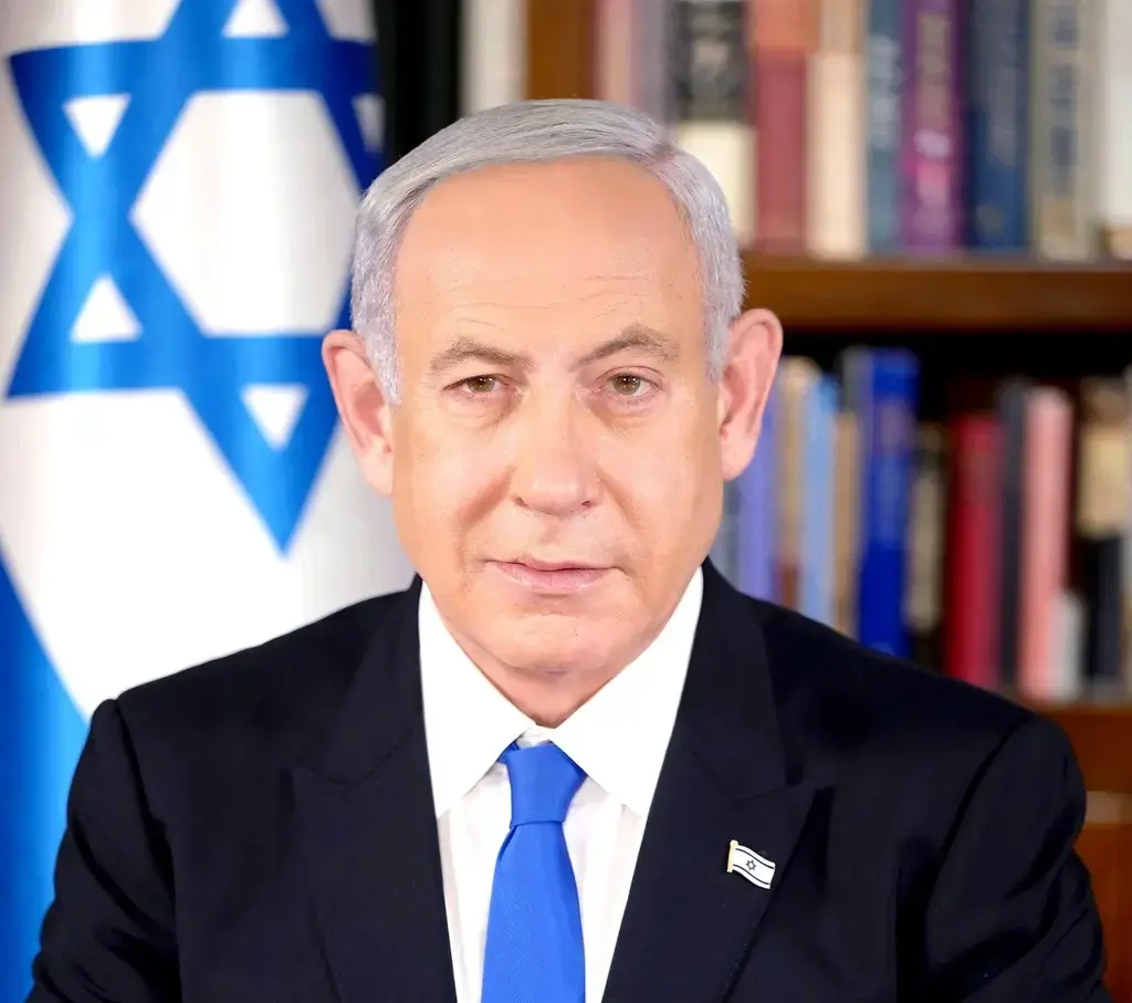 FOTOGRAFÍA. JERUSALÉN (ISRAEL), 13 DE OCTUBRE DE 2025. El presidente de los Estados Unidos de América), Donald John Trump; visita a Israel en el día de la entrega de todos los rehenes vivos por parte de Hamas ISIS, derrotado por el Ejército israelí Tzáhal (Fuerzas de Defensa de Israel, FDI). El primer ministro de Israel, "Bibi" Benjamín Netanyahu; junto a la Primera dama de israel Sara Ben-Artzi (Sara Netanyahu o Sara Ben-Artzi Netanyahu), ha recibido a su homólogo estadounidense al pie del avión Air Force One, junto al presiente del Estado de Israel, Isaac Herzog, en el Aeropuerto Internacional Ben Gurión es el aeropuerto internacional más grande de Israel, situado cerca de la ciudad de Lod, a 15 kilómetros al sureste de Tel Aviv. Se trata  Una muestra directa del reconocimiento de todo un país al líder del mundo libre Donald John Trump. "¡Busca la paz y síguela! (Salmos 34:14)", escribió en la red social X poco después el presidente de Israel junto a una foto con el presidente Trump tras la llegada de Trump. "En este momento de alegría y alivio para el pueblo de Israel, mientras nuestros hijos regresan a casa después del cautiverio, no hemos olvidado ni por un momento a las familias en duelo cuyos seres queridos aún no han regresado" añade la Presidencia de la Tierra Santa mientras Trump se reúne con los familiares de los rehenes asesinados y vivos en el Knesset, donde el mandatario, invitado por el presidente del Knesset, Amir Ohana —quien le ha recibido y presentado a la Cámara parlamentaria hebrea entre aplausos, excepto los representantes musulmanes (árabes) israelíes que llegaron a exhibir carteles y israelófobos con tics antisemitas en un día de alegría para todo Israel y Gaza, y fueron expulsado del Parlamento mientras los activistas israelíes ya reclaman su suspensión y expulsión de Israel—. Los familiares de los rehenes han dicho a Trump: "gracias", un agradecimiento sincero y profundo tras cumplirse la promesa electoral de Trump de traer a todos los rehenes a casa. Trump abandonó Israel más tarde junto a El Cairo (Egipto) para presidir la Cumbre de la Paz postguerra de Gaza. Los firmantes del Plan Trump para Gaza han invitado un total de 20 jefes de Estado de todo el planeta, mientras muchos países antisemitas se han autoinvitado. ya saben, no tendrán ningún papel ni en el encuentro ni en la construcción de la nueva Gaza administrada por EEUU y sus socios árabes: Egipto, Cata, Turquía y Emirato Árabes Unidos, con Israel como fuerza militar con puesto avanzado en el llamado "Corredor Filadelfia" en caso de necesidad. Lasvocesdelpueblo (Ñ Pueblo)