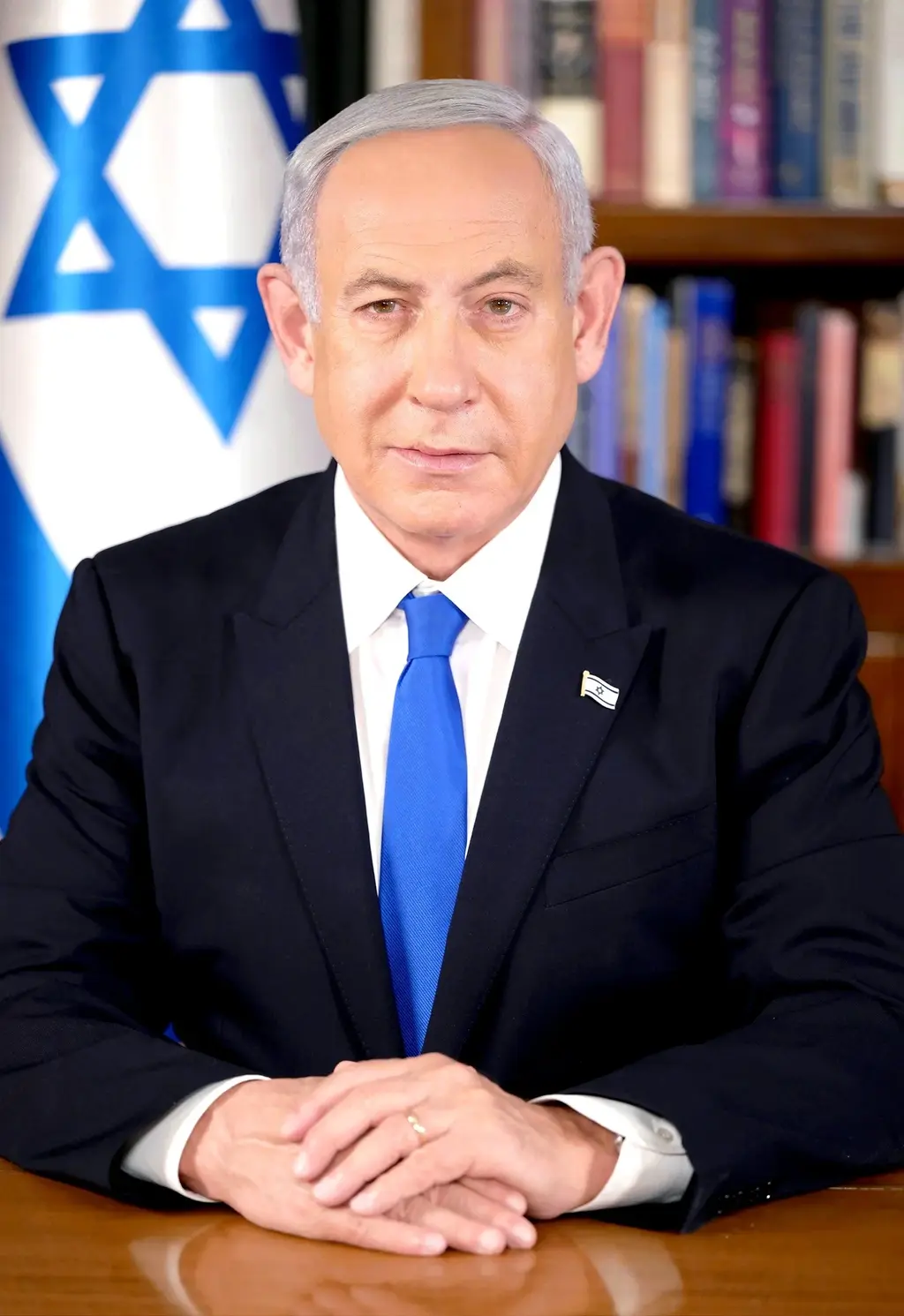 FOTOGRAFÍA. JERUSALÉN (ISRAEL), 13 DE OCTUBRE DE 2025. El presidente de los Estados Unidos de América), Donald John Trump; visita a Israel en el día de la entrega de todos los rehenes vivos por parte de Hamas ISIS, derrotado por el Ejército israelí Tzáhal (Fuerzas de Defensa de Israel, FDI). El primer ministro de Israel, "Bibi" Benjamín Netanyahu; junto a la Primera dama de israel Sara Ben-Artzi (Sara Netanyahu o Sara Ben-Artzi Netanyahu), ha recibido a su homólogo estadounidense al pie del avión Air Force One, junto al presiente del Estado de Israel, Isaac Herzog, en el Aeropuerto Internacional Ben Gurión es el aeropuerto internacional más grande de Israel, situado cerca de la ciudad de Lod, a 15 kilómetros al sureste de Tel Aviv. Se trata  Una muestra directa del reconocimiento de todo un país al líder del mundo libre Donald John Trump. "¡Busca la paz y síguela! (Salmos 34:14)", escribió en la red social X poco después el presidente de Israel junto a una foto con el presidente Trump tras la llegada de Trump. "En este momento de alegría y alivio para el pueblo de Israel, mientras nuestros hijos regresan a casa después del cautiverio, no hemos olvidado ni por un momento a las familias en duelo cuyos seres queridos aún no han regresado" añade la Presidencia de la Tierra Santa mientras Trump se reúne con los familiares de los rehenes asesinados y vivos en el Knesset, donde el mandatario, invitado por el presidente del Knesset, Amir Ohana —quien le ha recibido y presentado a la Cámara parlamentaria hebrea entre aplausos, excepto los representantes musulmanes (árabes) israelíes que llegaron a exhibir carteles y israelófobos con tics antisemitas en un día de alegría para todo Israel y Gaza, y fueron expulsado del Parlamento mientras los activistas israelíes ya reclaman su suspensión y expulsión de Israel—. Los familiares de los rehenes han dicho a Trump: "gracias", un agradecimiento sincero y profundo tras cumplirse la promesa electoral de Trump de traer a todos los rehenes a casa. Trump abandonó Israel más tarde junto a El Cairo (Egipto) para presidir la Cumbre de la Paz postguerra de Gaza. Los firmantes del Plan Trump para Gaza han invitado un total de 20 jefes de Estado de todo el planeta, mientras muchos países antisemitas se han autoinvitado. ya saben, no tendrán ningún papel ni en el encuentro ni en la construcción de la nueva Gaza administrada por EEUU y sus socios árabes: Egipto, Cata, Turquía y Emirato Árabes Unidos, con Israel como fuerza militar con puesto avanzado en el llamado "Corredor Filadelfia" en caso de necesidad. Lasvocesdelpueblo (Ñ Pueblo)