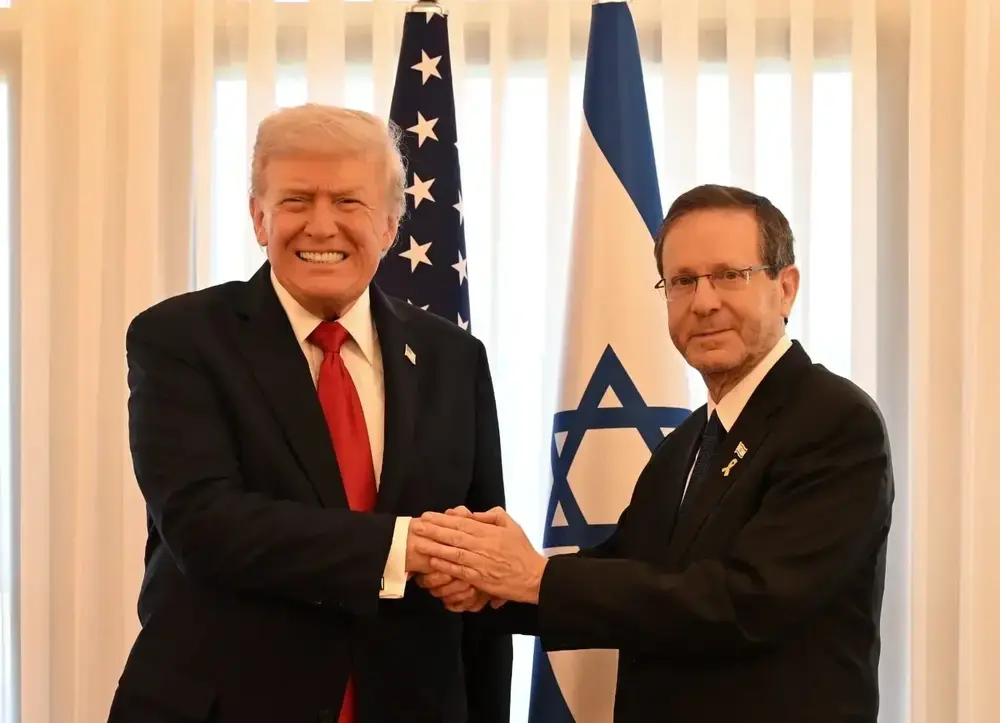 FOTOGRAFÍA. JERUSALÉN (ISRAEL), 13 DE OCTUBRE DE 2025. El presidente de los Estados Unidos de América), Donald John Trump; visita a Israel en el día de la entrega de todos los rehenes vivos por parte de Hamas ISIS, derrotado por el Ejército israelí Tzáhal (Fuerzas de Defensa de Israel, FDI). El primer ministro de Israel, "Bibi" Benjamín Netanyahu; junto a la Primera dama de israel Sara Ben-Artzi (Sara Netanyahu o Sara Ben-Artzi Netanyahu), ha recibido a su homólogo estadounidense al pie del avión Air Force One, junto al presiente del Estado de Israel, Isaac Herzog, en el Aeropuerto Internacional Ben Gurión es el aeropuerto internacional más grande de Israel, situado cerca de la ciudad de Lod, a 15 kilómetros al sureste de Tel Aviv. Se trata  Una muestra directa del reconocimiento de todo un país al líder del mundo libre Donald John Trump. "¡Busca la paz y síguela! (Salmos 34:14)", escribió en la red social X poco después el presidente de Israel junto a una foto con el presidente Trump tras la llegada de Trump. "En este momento de alegría y alivio para el pueblo de Israel, mientras nuestros hijos regresan a casa después del cautiverio, no hemos olvidado ni por un momento a las familias en duelo cuyos seres queridos aún no han regresado" añade la Presidencia de la Tierra Santa mientras Trump se reúne con los familiares de los rehenes asesinados y vivos en el Knesset, donde el mandatario, invitado por el presidente del Knesset, Amir Ohana —quien le ha recibido y presentado a la Cámara parlamentaria hebrea entre aplausos, excepto los representantes musulmanes (árabes) israelíes que llegaron a exhibir carteles y israelófobos con tics antisemitas en un día de alegría para todo Israel y Gaza, y fueron expulsado del Parlamento mientras los activistas israelíes ya reclaman su suspensión y expulsión de Israel—. Los familiares de los rehenes han dicho a Trump: "gracias", un agradecimiento sincero y profundo tras cumplirse la promesa electoral de Trump de traer a todos los rehenes a casa. Trump abandonó Israel más tarde junto a El Cairo (Egipto) para presidir la Cumbre de la Paz postguerra de Gaza. Los firmantes del Plan Trump para Gaza han invitado un total de 20 jefes de Estado de todo el planeta, mientras muchos países antisemitas se han autoinvitado. ya saben, no tendrán ningún papel ni en el encuentro ni en la construcción de la nueva Gaza administrada por EEUU y sus socios árabes: Egipto, Cata, Turquía y Emirato Árabes Unidos, con Israel como fuerza militar con puesto avanzado en el llamado "Corredor Filadelfia" en caso de necesidad. Lasvocesdelpueblo (Ñ Pueblo)
