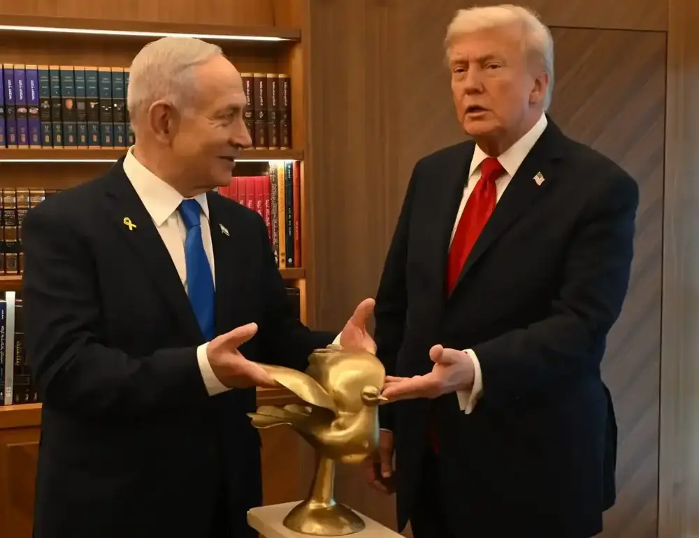 FOTOGRAFÍA. JERUSALÉN (ISRAEL), 13 DE OCTUBRE DE 2025. El presidente de los Estados Unidos de América), Donald John Trump; visita a Israel en el día de la entrega de todos los rehenes vivos por parte de Hamas ISIS, derrotado por el Ejército israelí Tzáhal (Fuerzas de Defensa de Israel, FDI). El primer ministro de Israel, "Bibi" Benjamín Netanyahu; junto a la Primera dama de israel Sara Ben-Artzi (Sara Netanyahu o Sara Ben-Artzi Netanyahu), ha recibido a su homólogo estadounidense al pie del avión Air Force One, junto al presiente del Estado de Israel, Isaac Herzog, en el Aeropuerto Internacional Ben Gurión es el aeropuerto internacional más grande de Israel, situado cerca de la ciudad de Lod, a 15 kilómetros al sureste de Tel Aviv. Se trata  Una muestra directa del reconocimiento de todo un país al líder del mundo libre Donald John Trump. "¡Busca la paz y síguela! (Salmos 34:14)", escribió en la red social X poco después el presidente de Israel junto a una foto con el presidente Trump tras la llegada de Trump. "En este momento de alegría y alivio para el pueblo de Israel, mientras nuestros hijos regresan a casa después del cautiverio, no hemos olvidado ni por un momento a las familias en duelo cuyos seres queridos aún no han regresado" añade la Presidencia de la Tierra Santa mientras Trump se reúne con los familiares de los rehenes asesinados y vivos en el Knesset, donde el mandatario, invitado por el presidente del Knesset, Amir Ohana —quien le ha recibido y presentado a la Cámara parlamentaria hebrea entre aplausos, excepto los representantes musulmanes (árabes) israelíes que llegaron a exhibir carteles y israelófobos con tics antisemitas en un día de alegría para todo Israel y Gaza, y fueron expulsado del Parlamento mientras los activistas israelíes ya reclaman su suspensión y expulsión de Israel—. Los familiares de los rehenes han dicho a Trump: "gracias", un agradecimiento sincero y profundo tras cumplirse la promesa electoral de Trump de traer a todos los rehenes a casa. Trump abandonó Israel más tarde junto a El Cairo (Egipto) para presidir la Cumbre de la Paz postguerra de Gaza. Los firmantes del Plan Trump para Gaza han invitado un total de 20 jefes de Estado de todo el planeta, mientras muchos países antisemitas se han autoinvitado. ya saben, no tendrán ningún papel ni en el encuentro ni en la construcción de la nueva Gaza administrada por EEUU y sus socios árabes: Egipto, Cata, Turquía y Emirato Árabes Unidos, con Israel como fuerza militar con puesto avanzado en el llamado "Corredor Filadelfia" en caso de necesidad. Lasvocesdelpueblo (Ñ Pueblo)