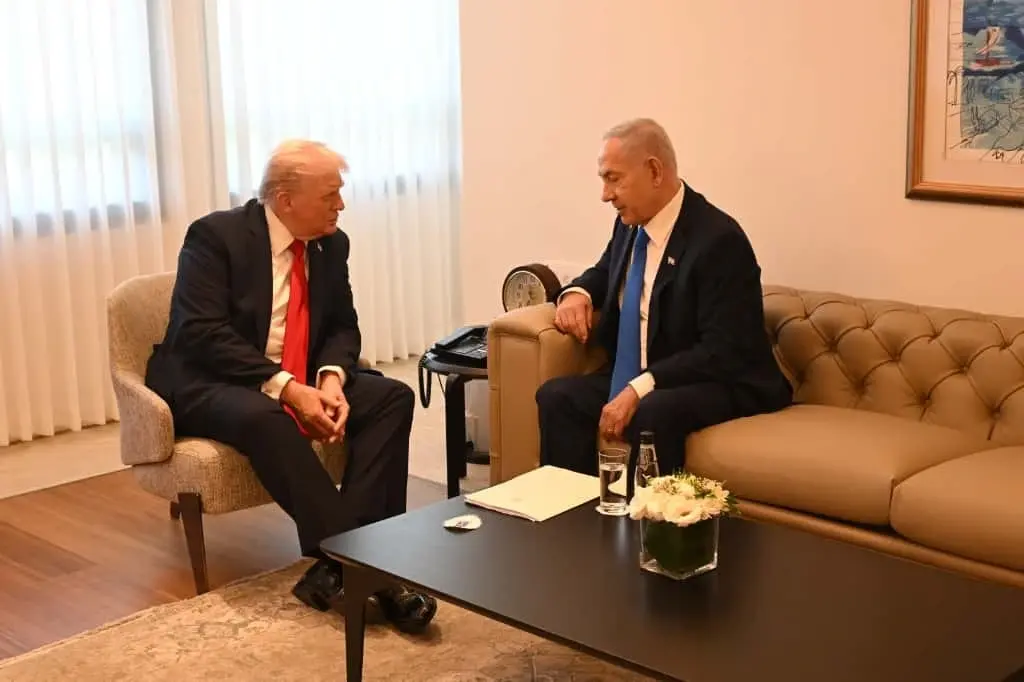 FOTOGRAFÍA. JERUSALÉN (ISRAEL), 13 DE OCTUBRE DE 2025. El presidente de los Estados Unidos de América), Donald John Trump; visita a Israel en el día de la entrega de todos los rehenes vivos por parte de Hamas ISIS, derrotado por el Ejército israelí Tzáhal (Fuerzas de Defensa de Israel, FDI). El primer ministro de Israel, "Bibi" Benjamín Netanyahu; junto a la Primera dama de israel Sara Ben-Artzi (Sara Netanyahu o Sara Ben-Artzi Netanyahu), ha recibido a su homólogo estadounidense al pie del avión Air Force One, junto al presiente del Estado de Israel, Isaac Herzog, en el Aeropuerto Internacional Ben Gurión es el aeropuerto internacional más grande de Israel, situado cerca de la ciudad de Lod, a 15 kilómetros al sureste de Tel Aviv. Se trata  Una muestra directa del reconocimiento de todo un país al líder del mundo libre Donald John Trump. "¡Busca la paz y síguela! (Salmos 34:14)", escribió en la red social X poco después el presidente de Israel junto a una foto con el presidente Trump tras la llegada de Trump. "En este momento de alegría y alivio para el pueblo de Israel, mientras nuestros hijos regresan a casa después del cautiverio, no hemos olvidado ni por un momento a las familias en duelo cuyos seres queridos aún no han regresado" añade la Presidencia de la Tierra Santa mientras Trump se reúne con los familiares de los rehenes asesinados y vivos en el Knesset, donde el mandatario, invitado por el presidente del Knesset, Amir Ohana —quien le ha recibido y presentado a la Cámara parlamentaria hebrea entre aplausos, excepto los representantes musulmanes (árabes) israelíes que llegaron a exhibir carteles y israelófobos con tics antisemitas en un día de alegría para todo Israel y Gaza, y fueron expulsado del Parlamento mientras los activistas israelíes ya reclaman su suspensión y expulsión de Israel—. Los familiares de los rehenes han dicho a Trump: "gracias", un agradecimiento sincero y profundo tras cumplirse la promesa electoral de Trump de traer a todos los rehenes a casa. Trump abandonó Israel más tarde junto a El Cairo (Egipto) para presidir la Cumbre de la Paz postguerra de Gaza. Los firmantes del Plan Trump para Gaza han invitado un total de 20 jefes de Estado de todo el planeta, mientras muchos países antisemitas se han autoinvitado. ya saben, no tendrán ningún papel ni en el encuentro ni en la construcción de la nueva Gaza administrada por EEUU y sus socios árabes: Egipto, Cata, Turquía y Emirato Árabes Unidos, con Israel como fuerza militar con puesto avanzado en el llamado "Corredor Filadelfia" en caso de necesidad. Lasvocesdelpueblo (Ñ Pueblo)