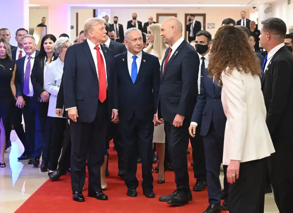 FOTOGRAFÍA. JERUSALÉN (ISRAEL), 13 DE OCTUBRE DE 2025. El presidente de los Estados Unidos de América), Donald John Trump; visita a Israel en el día de la entrega de todos los rehenes vivos por parte de Hamas ISIS, derrotado por el Ejército israelí Tzáhal (Fuerzas de Defensa de Israel, FDI). El primer ministro de Israel, "Bibi" Benjamín Netanyahu; junto a la Primera dama de israel Sara Ben-Artzi (Sara Netanyahu o Sara Ben-Artzi Netanyahu), ha recibido a su homólogo estadounidense al pie del avión Air Force One, junto al presiente del Estado de Israel, Isaac Herzog, en el Aeropuerto Internacional Ben Gurión es el aeropuerto internacional más grande de Israel, situado cerca de la ciudad de Lod, a 15 kilómetros al sureste de Tel Aviv. Se trata  Una muestra directa del reconocimiento de todo un país al líder del mundo libre Donald John Trump. "¡Busca la paz y síguela! (Salmos 34:14)", escribió en la red social X poco después el presidente de Israel junto a una foto con el presidente Trump tras la llegada de Trump. "En este momento de alegría y alivio para el pueblo de Israel, mientras nuestros hijos regresan a casa después del cautiverio, no hemos olvidado ni por un momento a las familias en duelo cuyos seres queridos aún no han regresado" añade la Presidencia de la Tierra Santa mientras Trump se reúne con los familiares de los rehenes asesinados y vivos en el Knesset, donde el mandatario, invitado por el presidente del Knesset, Amir Ohana —quien le ha recibido y presentado a la Cámara parlamentaria hebrea entre aplausos, excepto los representantes musulmanes (árabes) israelíes que llegaron a exhibir carteles y israelófobos con tics antisemitas en un día de alegría para todo Israel y Gaza, y fueron expulsado del Parlamento mientras los activistas israelíes ya reclaman su suspensión y expulsión de Israel—. Los familiares de los rehenes han dicho a Trump: "gracias", un agradecimiento sincero y profundo tras cumplirse la promesa electoral de Trump de traer a todos los rehenes a casa. Trump abandonó Israel más tarde junto a El Cairo (Egipto) para presidir la Cumbre de la Paz postguerra de Gaza. Los firmantes del Plan Trump para Gaza han invitado un total de 20 jefes de Estado de todo el planeta, mientras muchos países antisemitas se han autoinvitado. ya saben, no tendrán ningún papel ni en el encuentro ni en la construcción de la nueva Gaza administrada por EEUU y sus socios árabes: Egipto, Cata, Turquía y Emirato Árabes Unidos, con Israel como fuerza militar con puesto avanzado en el llamado "Corredor Filadelfia" en caso de necesidad. Lasvocesdelpueblo (Ñ Pueblo)