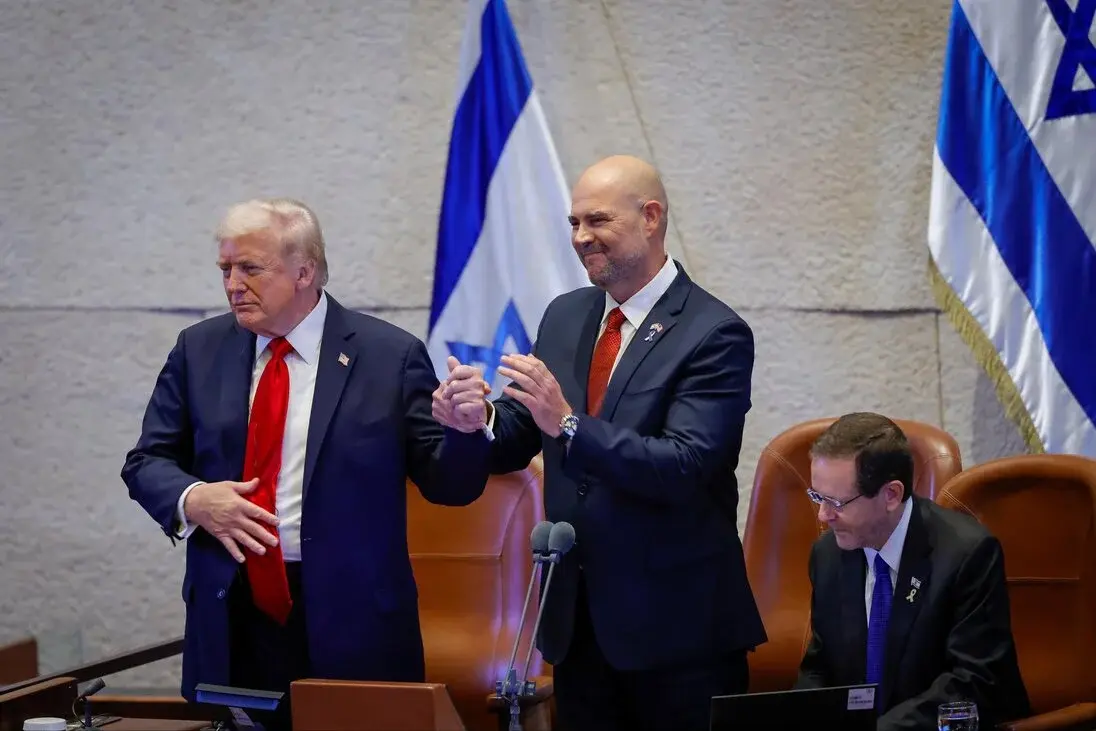 FOTOGRAFÍA. JERUSALÉN (ISRAEL), 13 DE OCTUBRE DE 2025. El presidente de los Estados Unidos de América), Donald John Trump (i); visita a Israel en el día de la entrega de todos los rehenes vivos por parte de Hamas ISIS, derrotado por el Ejército israelí Tzáhal (Fuerzas de Defensa de Israel, FDI). El primer ministro de Israel, "Bibi" Benjamín Netanyahu; junto a la Primera dama de israel Sara Ben-Artzi (Sara Netanyahu o Sara Ben-Artzi Netanyahu), ha recibido a su homólogo estadounidense al pie del avión Air Force One, junto al presiente del Estado de Israel, Isaac Herzog d); en el Aeropuerto Internacional Ben Gurión es el aeropuerto internacional más grande de Israel, situado cerca de la ciudad de Lod, a 15 kilómetros al sureste de Tel Aviv. Se trata  Una muestra directa del reconocimiento de todo un país al líder del mundo libre Donald John Trump. "¡Busca la paz y síguela! (Salmos 34:14)", escribió en la red social X poco después el presidente de Israel junto a una foto con el presidente Trump tras la llegada de Trump. "En este momento de alegría y alivio para el pueblo de Israel, mientras nuestros hijos regresan a casa después del cautiverio, no hemos olvidado ni por un momento a las familias en duelo cuyos seres queridos aún no han regresado" añade la Presidencia de la Tierra Santa mientras Trump se reúne con los familiares de los rehenes asesinados y vivos en el Knesset, donde el mandatario, invitado por el presidente del Knesset, Amir Ohana (c) —quien le ha recibido y presentado a la Cámara parlamentaria hebrea entre aplausos, excepto los representantes musulmanes (árabes) israelíes que llegaron a exhibir carteles y israelófobos con tics antisemitas en un día de alegría para todo Israel y Gaza, y fueron expulsado del Parlamento mientras los activistas israelíes ya reclaman su suspensión y expulsión de Israel—. Los familiares de los rehenes han dicho a Trump: "gracias", un agradecimiento sincero y profundo tras cumplirse la promesa electoral de Trump de traer a todos los rehenes a casa. Trump abandonó Israel más tarde junto a El Cairo (Egipto) para presidir la Cumbre de la Paz postguerra de Gaza. Los firmantes del Plan Trump para Gaza han invitado un total de 20 jefes de Estado de todo el planeta, mientras muchos países antisemitas se han autoinvitado. ya saben, no tendrán ningún papel ni en el encuentro ni en la construcción de la nueva Gaza administrada por EEUU y sus socios árabes: Egipto, Cata, Turquía y Emirato Árabes Unidos, con Israel como fuerza militar con puesto avanzado en el llamado "Corredor Filadelfia" en caso de necesidad. Lasvocesdelpueblo (Ñ Pueblo)