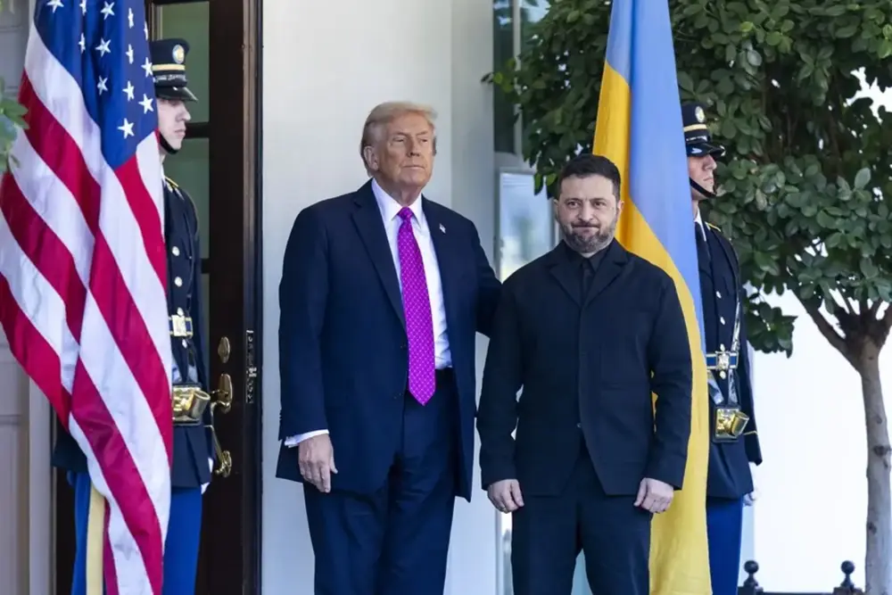 FOTOGRAFÍA. WASHINGTON (ESTADOS UNIDOS DE AMÉRICA), 17 D EOCTUBRE DE 2025. El presidente de Ucrania, Volodymyr Zelensky (c), saluda al de Estados Unidos de América, EEUU, Donald John Trump; a su llegada al ala oeste de la Casa Blanca en Washington D.C. (EEUU), para escuchar la presunta propuesta no trascendida de Rusia (en una conversación entre Trump y el presidente de la Federación Rusa, Rusia, Vladimir Putin) sobre el proceso de paz entre Ucrania y Rusia. Efe