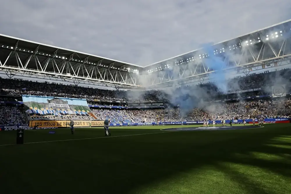 FOTOGRAFÍA. CORNELLÁ DE LLOBREGAT (BARCELONA) CATALUÑA (REINO DE ESPAÑA), 26 DE OCTUBRE DE 2025. Vista de la grada con un gran mosaico en celebración del 125 aniversario del RCDE Espanyol, durante el partido de la jornada 10 de la LaLiga entre el Espanyol y el Elche, este sábado en el RCDE Stadium en Barcelona. Efe