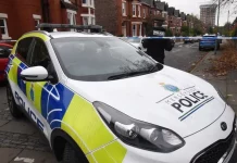 Atropello y apuñalamiento de transeúntes en Manchester FOTOGRAFÍA. MANCHESTER (REINO UNIDO), 02 DE SEPTIEMBRE DE 2025. Cuatro personas resultaron heridas este jueves después de que un atacante abordo de un coche arrollara a los transeúntes y un hombre fuera apuñalado en el exterior de una sinagoga en la ciudad de Mánchester (norte de Inglaterra). Efe