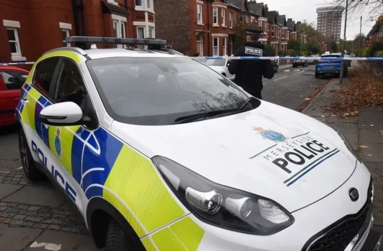 FOTOGRAFÍA. MANCHESTER (REINO UNIDO), 02 DE SEPTIEMBRE DE 2025. Cuatro personas resultaron heridas este jueves después de que un atacante abordo de un coche arrollara a los transeúntes y un hombre fuera apuñalado en el exterior de una sinagoga en la ciudad de Mánchester (norte de Inglaterra). Efe
