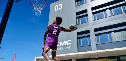 FTOGRAFÍA. VALLADOLID (CASTILLA Y LEÓN) REINO DE ESPAÑA, 01 DE OCTUBRE DE 2025. El recientemente renovado Campus de la Universidad Europea Miguel de Cervantes (UEMC) ha acogido hoy la presentación de la primera plantilla y cuerpo técnico de un también renovado UEMC Baloncesto Valladolid, que competirá esta temporada en la competitiva Segunda Federación Española de Baloncesto (FEB) con el ánimo de recuperar la categoría perdida el pasado curso baloncestístico y de la mano, un año más, y van siete —cinco como patrocinador principal— de la Universidad. Lasvocesdelpueblo (Ñ Pueblo)