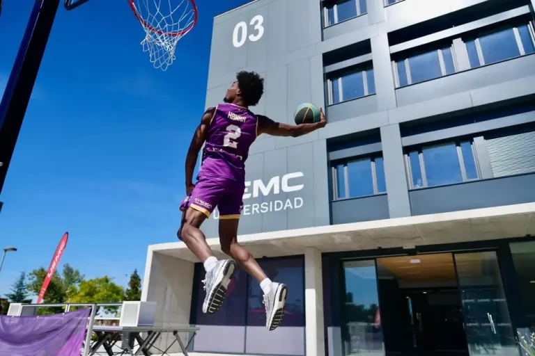 FTOGRAFÍA. VALLADOLID (CASTILLA Y LEÓN) REINO DE ESPAÑA, 01 DE OCTUBRE DE 2025. El recientemente renovado Campus de la Universidad Europea Miguel de Cervantes (UEMC) ha acogido hoy la presentación de la primera plantilla y cuerpo técnico de un también renovado UEMC Baloncesto Valladolid, que competirá esta temporada en la competitiva Segunda Federación Española de Baloncesto (FEB) con el ánimo de recuperar la categoría perdida el pasado curso baloncestístico y de la mano, un año más, y van siete —cinco como patrocinador principal— de la Universidad. Lasvocesdelpueblo (Ñ Pueblo)