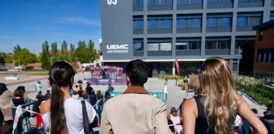 FTOGRAFÍA. VALLADOLID (CASTILLA Y LEÓN) REINO DE ESPAÑA, 01 DE OCTUBRE DE 2025. El recientemente renovado Campus de la Universidad Europea Miguel de Cervantes (UEMC) ha acogido hoy la presentación de la primera plantilla y cuerpo técnico de un también renovado UEMC Baloncesto Valladolid, que competirá esta temporada en la competitiva Segunda Federación Española de Baloncesto (FEB) con el ánimo de recuperar la categoría perdida el pasado curso baloncestístico y de la mano, un año más, y van siete —cinco como patrocinador principal— de la Universidad. Lasvocesdelpueblo (Ñ Pueblo)