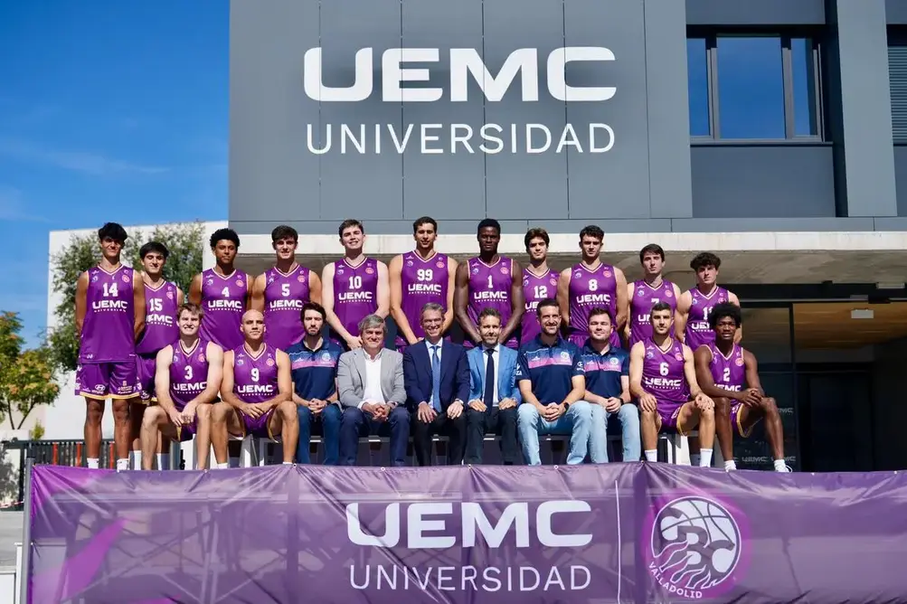 FTOGRAFÍA. VALLADOLID (CASTILLA Y LEÓN) REINO DE ESPAÑA, 01 DE OCTUBRE DE 2025. El recientemente renovado Campus de la Universidad Europea Miguel de Cervantes (UEMC) ha acogido hoy la presentación de la primera plantilla y cuerpo técnico de un también renovado UEMC Baloncesto Valladolid, que competirá esta temporada en la competitiva Segunda Federación Española de Baloncesto (FEB) con el ánimo de recuperar la categoría perdida el pasado curso baloncestístico y de la mano, un año más, y van siete —cinco como patrocinador principal— de la Universidad. Lasvocesdelpueblo (Ñ Pueblo)