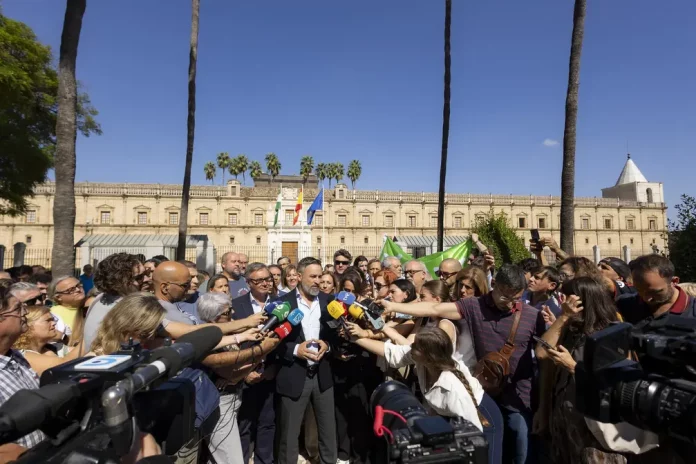 visita de Santiago Abascal Conde a Sevilla, presentes María de los Reyes Romero Vilches, Manuel Gavira Florentino (8) FOTOGRAFÍA. SEVILLA (ANDALUCIA) REINO DE ESPAÑA, 10 D EOCTUBRE DE 2025. El presidente de VOX y de Patriots, Santiago Abascal Conde; junto al portavoz del partido en el Parlamento de Andalucía, Manuel Gavira Florentino; y a la diputada de VOX por Sevilla al Congreso de los Diputados, María de los Reyes Romero Vilches (Reyes Romero); entre otros cargos institucionales destacados de VOX, ha valorado la actualidad política este viernes en la capital andaluza de Sevilla, subrayando los fallos en cribado de cáncer de mama, el reconocimiento de Cristóbal colón y de los Reyes Católico por la 47 Administración Donald John Trump/James David Vance, la corrupción del Partido Socialista (PSOE) y las estafas del partido Popular (PP). Lasvocesdelpueblo (Ñ Pueblo)