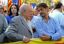 FOTOGRAFÍA. BARCELONA (CATALUÑA) REINO DE ESPAÑA, SIN FECHA CONCRETADA, FECHA RELACIONADA, 23 DE NOVIEMBRE DE 2025. El padre del separatismo en Cataluña, presidente de Convergencia Democrática de Catalunya (CDC) y de la federación Convergència i Unió (CiU), expresidente del Govern de la Generalitat de Catalunya, Jordi Pujol Soley (i); conversa con su hijo, exsecretario general de Convergencia Democrática de Catalunya (CDC), Oriol Pujol Ferrusola (d), durante una manifestación separatista en Barcelona (Cataluña). Efe