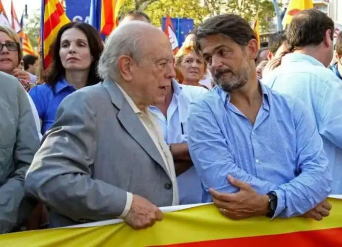 FOTOGRAFÍA. BARCELONA (CATALUÑA) REINO DE ESPAÑA, SIN FECHA CONCRETADA, FECHA RELACIONADA, 23 DE NOVIEMBRE DE 2025. El padre del separatismo en Cataluña, presidente de Convergencia Democrática de Catalunya (CDC) y de la federación Convergència i Unió (CiU), expresidente del Govern de la Generalitat de Catalunya, Jordi Pujol Soley (i); conversa con su hijo, exsecretario general de Convergencia Democrática de Catalunya (CDC), Oriol Pujol Ferrusola (d), durante una manifestación separatista en Barcelona (Cataluña). Efe