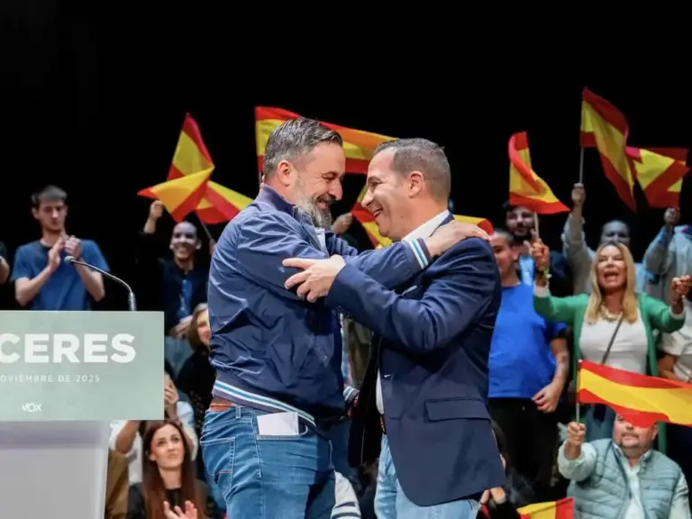 FOTOGRAFÍA. CÁCERES (EXTREMADURA) REINO DE ESPAÑA, 03 DE NOVIEMBRE DE 2025. El presidente de VOX y de Patriots of Europe, Santiago Abascal Conde (i); junto al dirigente extremeño de VOX y diputado autonómico en el Parlamento de Extremadura, Óscar Fernández Calle (d), registrados este lunes en un acto  abierto al público en Cáceres, con motivo del arranque de la precampaña electoral. Lasvocesdelpueblo (Ñ Pueblo)