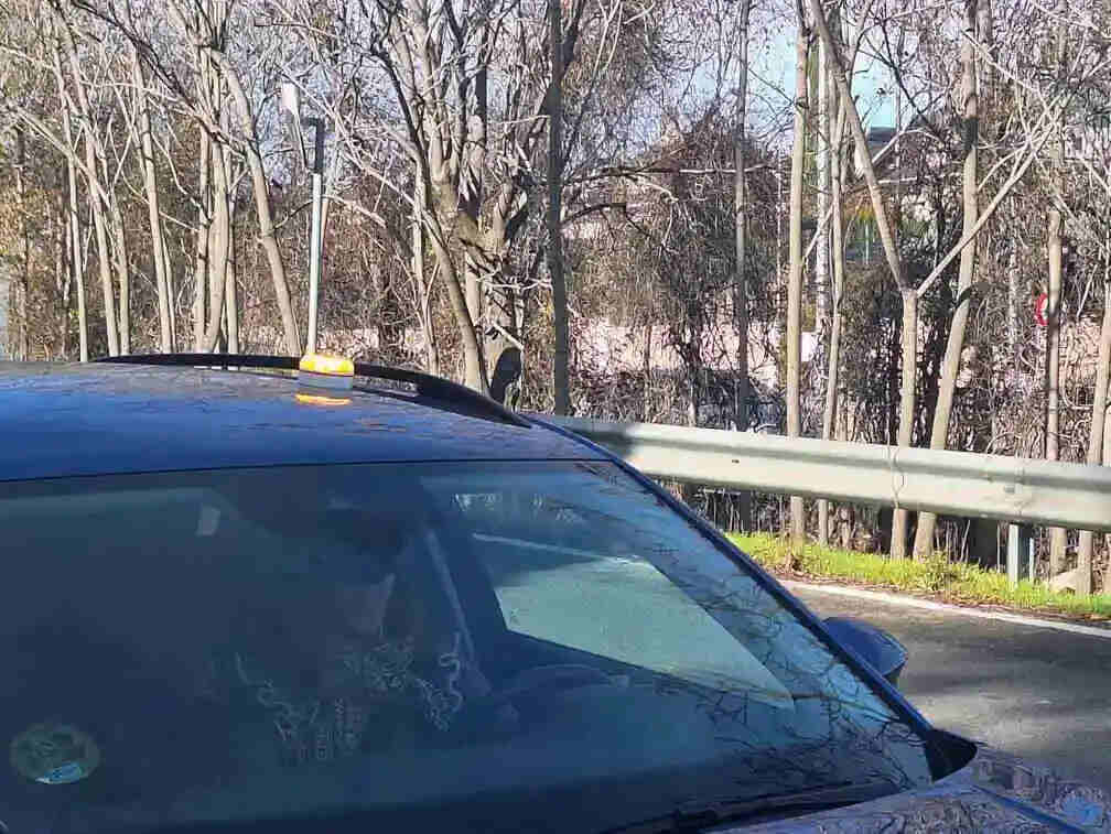 FOTOGRAFÍA. MADRID (REINO DE ESPAÑA), 27 DE NOVIEMBRE DE 2015. La Dirección General de Tráfico (DGT) recuerda la obligación de disponer de la baliza V-16 para señalizar averías y accidentes en carretera; la baliza V-16 conectada será el único medio legal de señalización de vehículos inmovilizados en España a partir del 1 de enero de 2026 y sustituirá a los triángulos. DGT/Lasvocesdelpueblo (Ñ Pueblo)