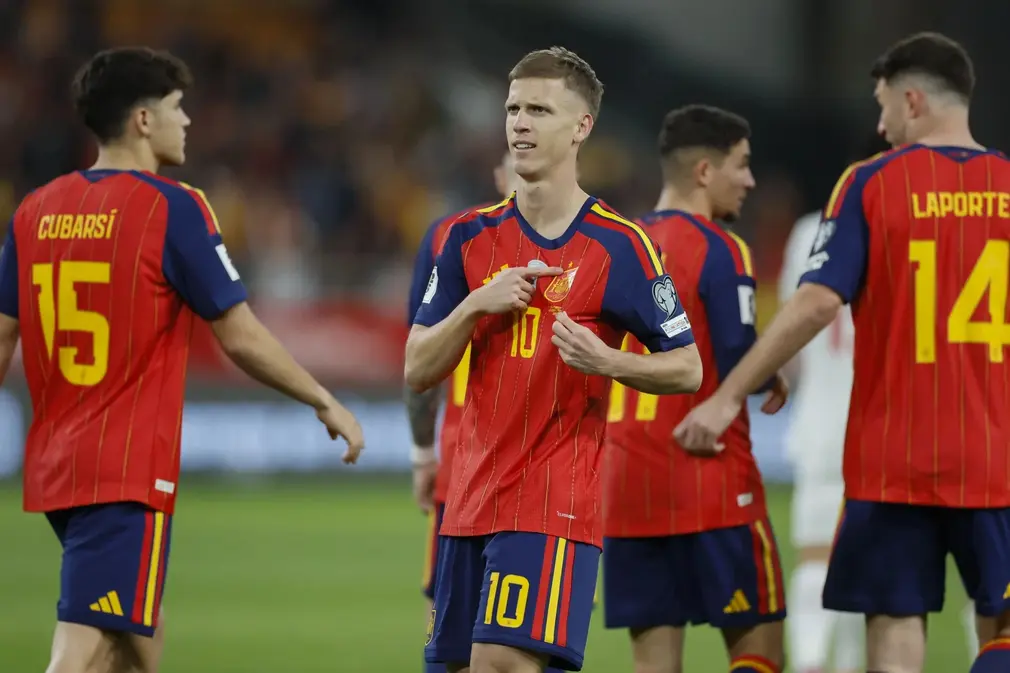 FOTOGRAFÍA. SEVILLA (REINO DE ESPAÑA), 18 DE NOVIEMBRE DE 2025. El centrocampista de la selección española, Dani Olmo, tras conseguir el primer gol del combinado español durante el encuentro correspondiente a la fase de clasificación para el Mundial 2026 que disputan España y Turquía en el estadio de La Cartuja, en Sevilla. Efe