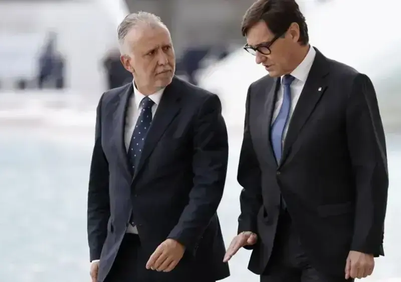 Koldo al ministro Torres: «Me vas a tener para lo que te salga de los cojones» FOTOGRAFÍA. VALENCIA (COMUNIDAD VALENCIANA) REINO DE ESPAÑA, 29 DE OCTUBRE DE 2025. El ministro de Política Territorial y Memoria Democrática del Gobierno de España por el Partido Socialista, Ángel Víctor Torres (i), y el presidente del Govern autonómico de la Generalitat de Cataluña, Salvador Illa Roca (d), a su llegada al funeral de Estado por las 237 víctimas de la DANA VALENCIA, celebrado este miércoles en Valencia con motivo del primer aniversario de la tragedia. Efe