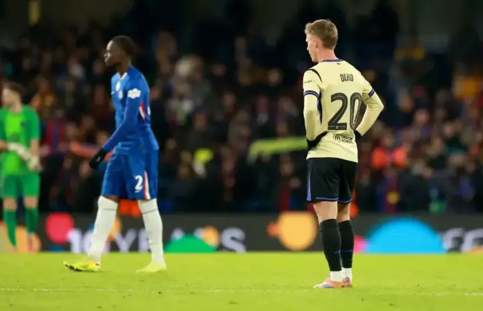 FOTOGRAFÍA. LONDRES (REINO UNIDO), 25 DE NOVIEMBRE DE 2025. Dani Olmo se lamenta durante el partido de la UEFA Champions League que han jugado Chelsea y Barcelona en Londres, Reino Unido. Efe