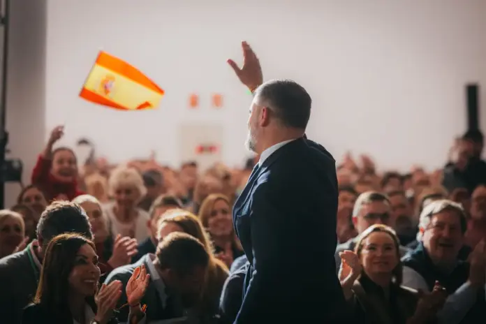 Abascal, Yo me veo de presidente del Gobierno de España,VOX (3) FOTOGRAFÍA. ZARAGOZA (ARAGÓN) REINO DE ESPAÑA, 24 DE NOVIEMBRE DE 2025. El presidente de VOX y líder de Patriots of Europe, Santiago Abascal Conde, participa en un multitudinario acto público con aforo desbordado, y se ve obligado a salir a atender con megafonía a más de "1500 personas" que se han quedado fuera sin posibilidad alguna de acceder en el auditorio del Hotel. Lasvocesdelpueblo (Ñ Pueblo)