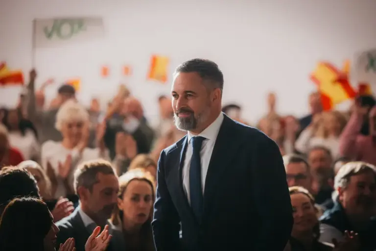 FOTOGRAFÍA. ZARAGOZA (ARAGÓN) REINO DE ESPAÑA, 24 DE NOVIEMBRE DE 2025. El presidente de VOX y líder de Patriots of Europe, Santiago Abascal Conde, participa en un multitudinario acto público con aforo desbordado, y se ve obligado a salir a atender con megafonía a más de "1500 personas" que se han quedado fuera sin posibilidad alguna de acceder en el auditorio del Hotel. Lasvocesdelpueblo (Ñ Pueblo)